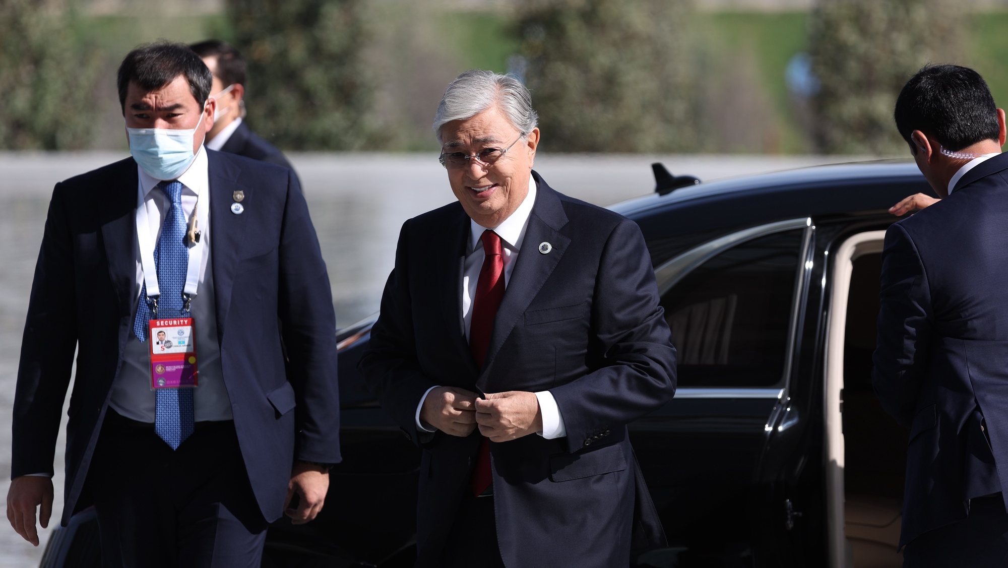 epa10187408 Kazakh President Kassym-Jomart Tokayev (C) arrives for the 22nd Shanghai Cooperation Organisation Heads of State Council (SCO-HSC) Summit, in Samarkand, Uzbekistan, 16 September 2022. The SCO is an international alliance founded in 2001 in Shanghai and composed of China, India, Kazakhstan, Kyrgyzstan, Russia, Pakistan, Tajikistan, Uzbekistan and four Observer States interested in acceding to full membership - Afghanistan, Belarus, Iran, and Mongolia.  EPA/SERGEI BOBYLEV/SPUTNIK/KREMLIN POOL MANDATORY CREDIT