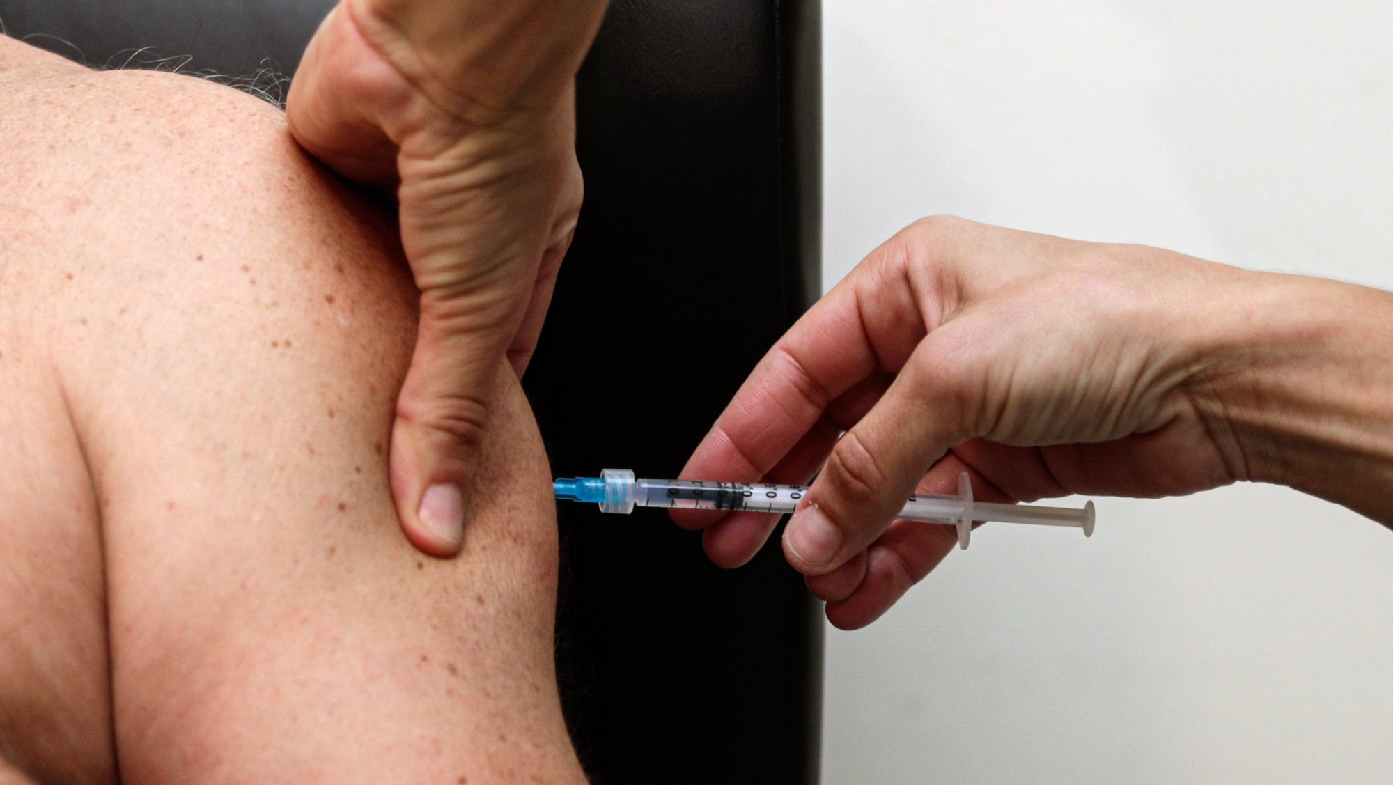 Uma enfermeira vacina um profissional da saúde do Centro Hospitalar Universitário do Algarve com a vacina da Pfizer-BioNTech contra a covid-19, no Hospital de Portimão, 29 de dezembro de 2020. LUÍS FORRA/LUSA