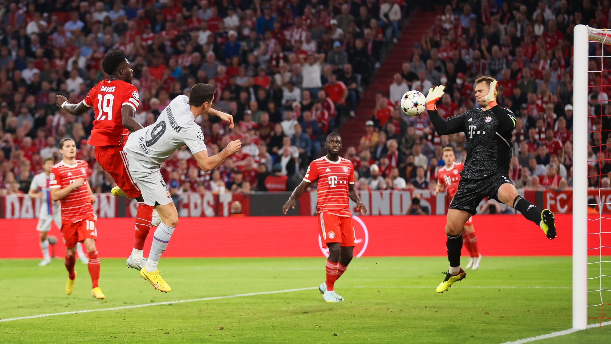 Neuer evitou por mais do que uma vez o golo de Lewandowski, que acabou a primeira parte do regresso a Munique com mais remates do que toda a equipa do Bayern