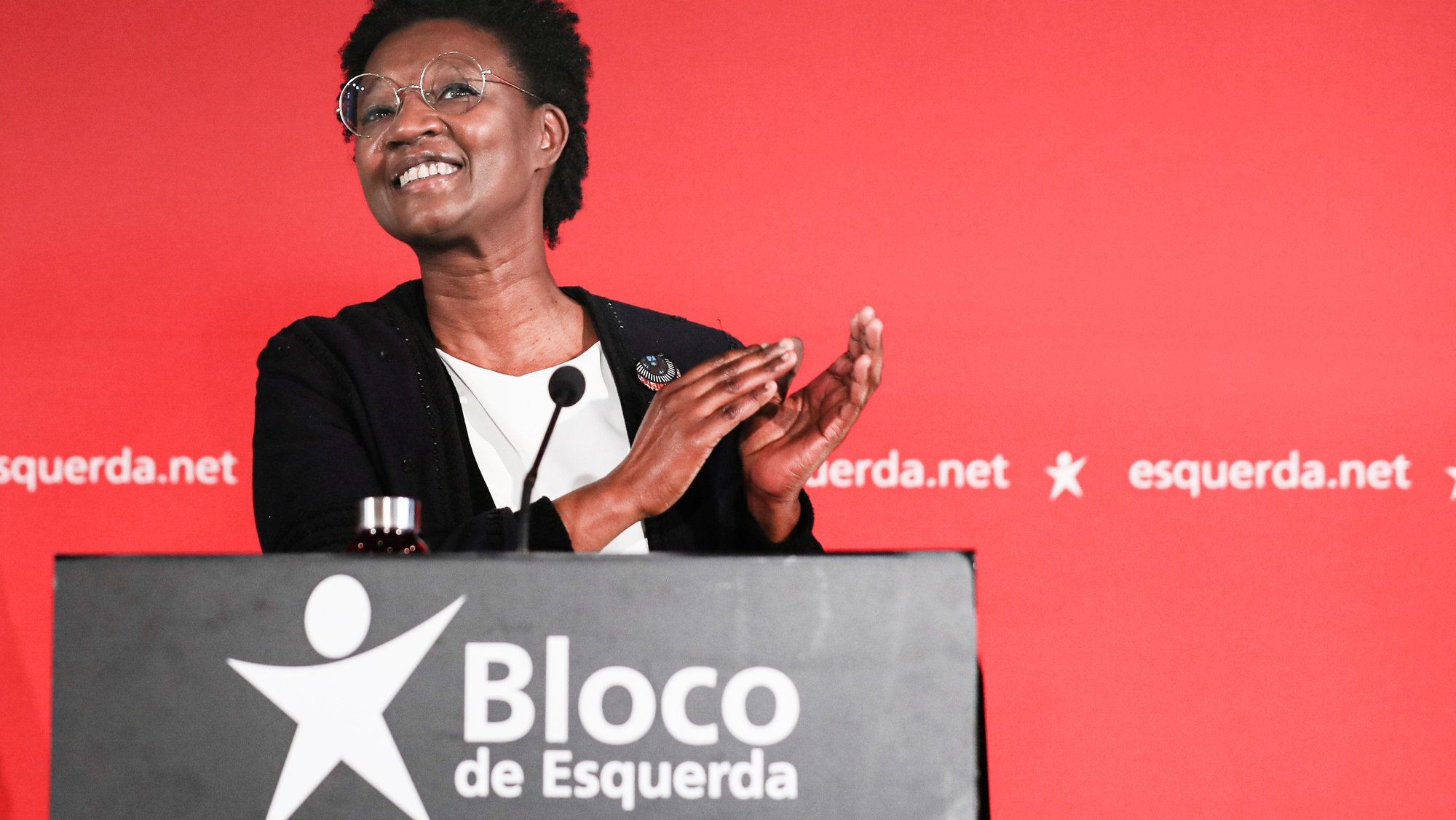 A candidata pelo Bloco de Esquerda (BE) à Câmara Municipal de Lisboa, Beatriz Gomes Dias, intervém durante o comício de apresentação da sua candidatura, em Lisboa,10 de abril de de 2021. ANTÓNIO COTRIM/LUSA