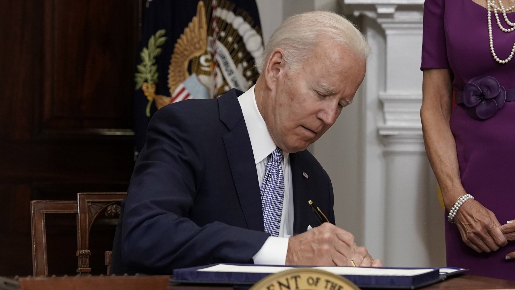 epa10033367 US President Joe Biden signs into law S. 2938, the Bipartisan Safer Communities Act, in the Roosevelt Room at the White House in Washington, DC, USA, 25 June 2022.  EPA/Yuri Gripas / POOL
