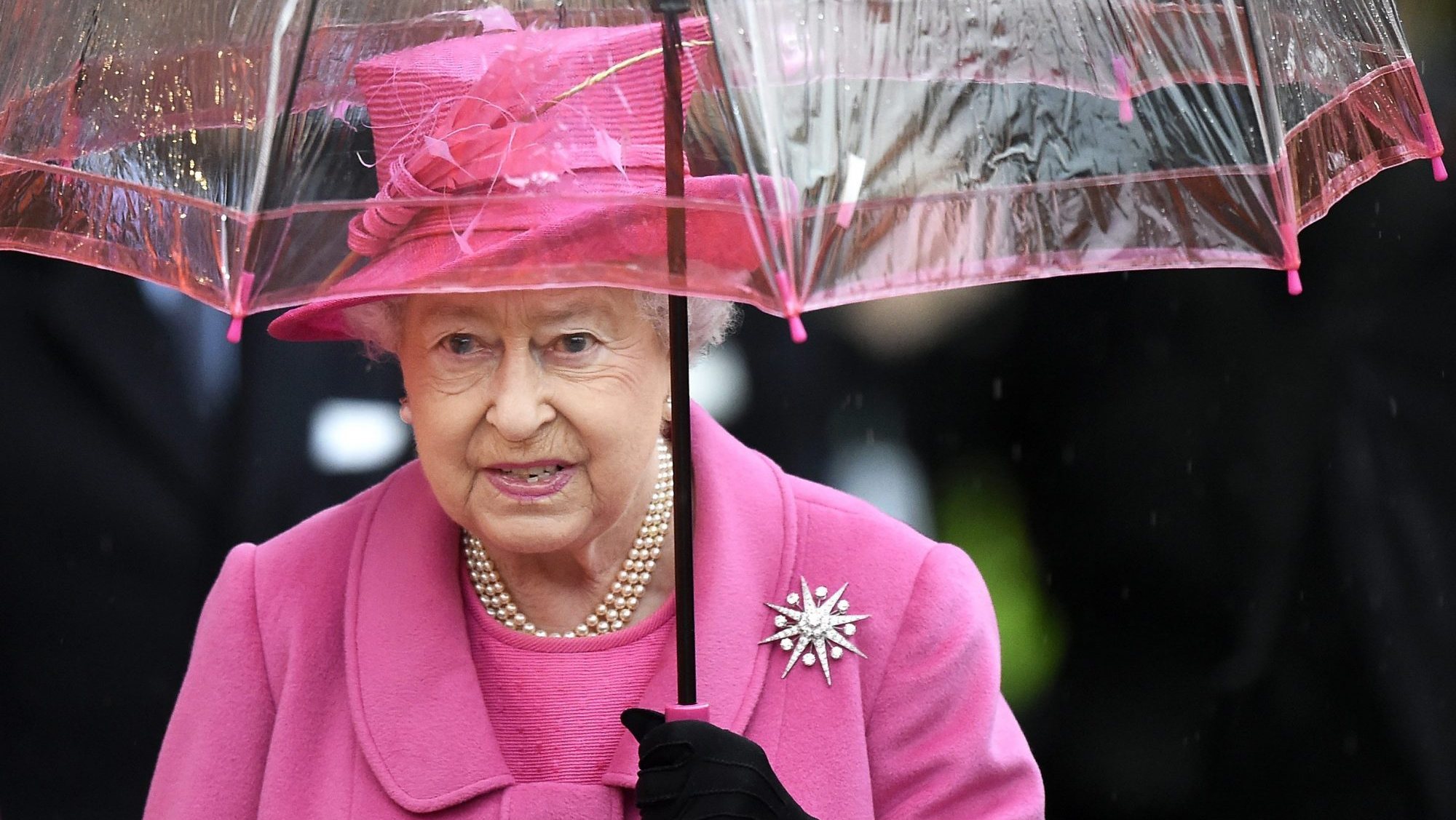 Rainha Isabel II não compareceu na missa deste domingo, em Windsor, para se proteger da pandemia de Covid-19.