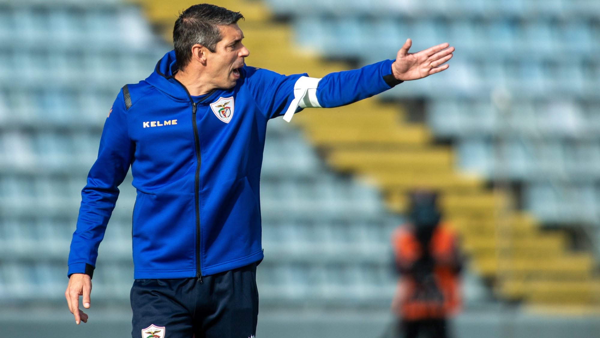 O treinador do Santa Clara, Nuno Campos, durante o jogo da Primeira Liga de futebol contra o Arouca, disputado no Estádio de São Miguel, Ponta Delgada, 05 de dezembro de 2021. EDUARDO COSTA/LUSA