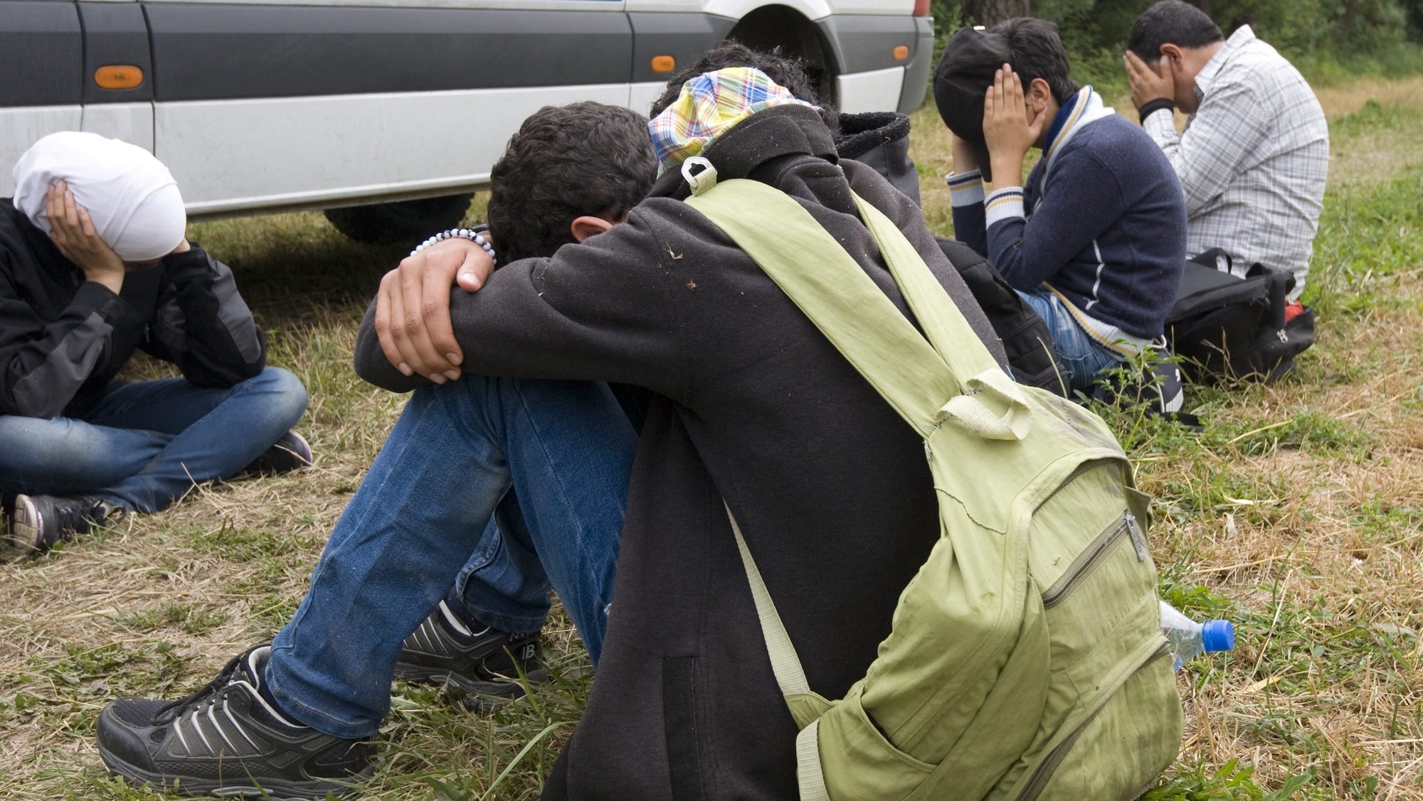 epa04814995 Migrants, who were captured on an eyot of the Tisza River, next to a police van near Szeged, 170 kms southeast of Budapest, Hungary, 23 June 2015. EU foreign ministers on 22 June launched a military mission in the Mediterranean Sea aimed at cracking down on migrant smuggling networks and dismantling the trade, as part of a broader effort to curb the loss of life. Half of the EU&#039;s 28 member states are taking part in the operation, including Belgium, Britain, Finland, France, Germany, Greece, Hungary, Italy, Lithuania, Luxembourg, the Netherlands, Slovenia, Spain and Sweden.  EPA/ZOLTAN GERGELY KELEMEN HUNGARY OUT