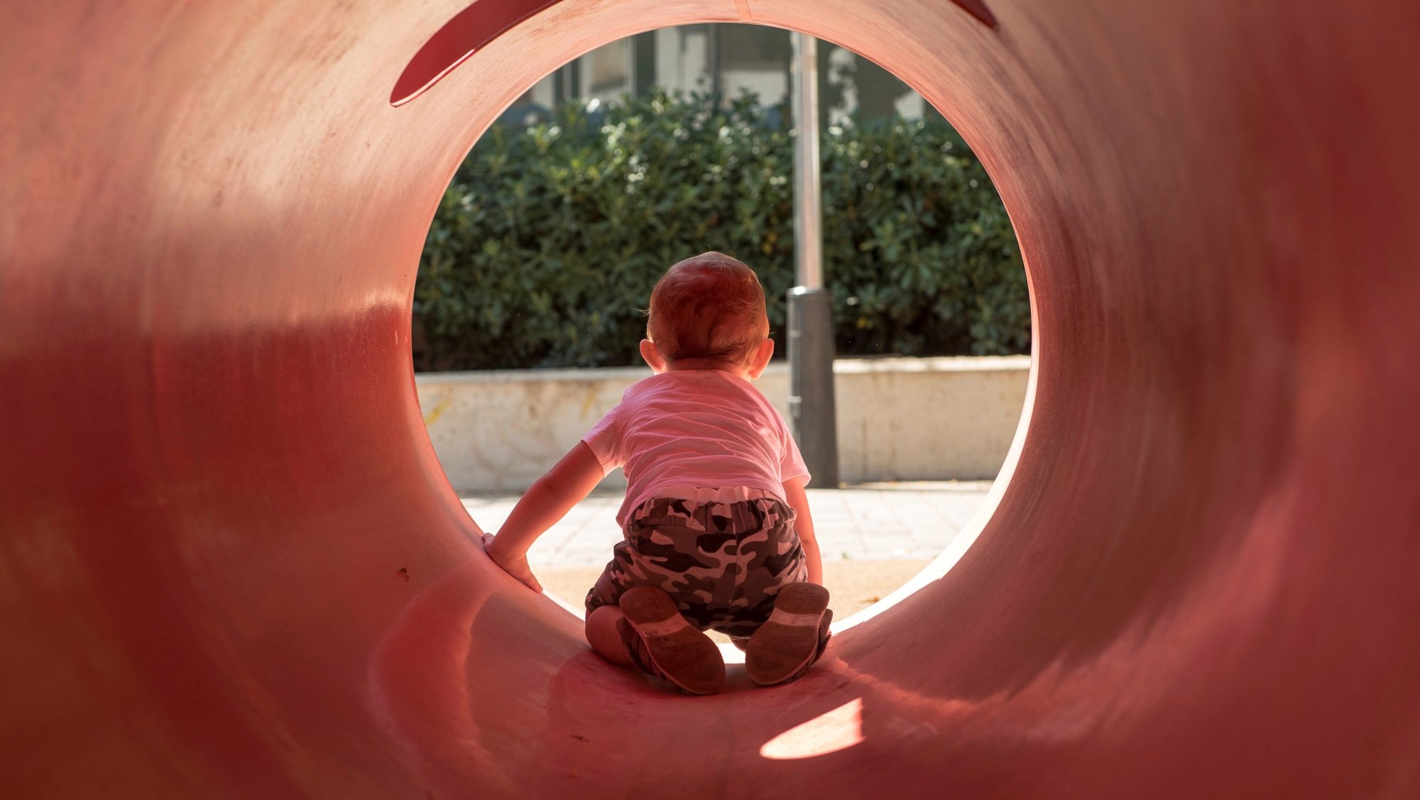 epa08501601 A little boy plays at a children&#039;s playground after its reopening in Palma de Mallorca, Majorca island, Spain, 22 June 2020. Playgrounds reopened in the city on 22 June after the state of emergency, implemented by the Spanish central government to stem the spread of the SARS-CoV-2 coronavirus that causes the COVID-19 disease, ended.  EPA/ATIENZA