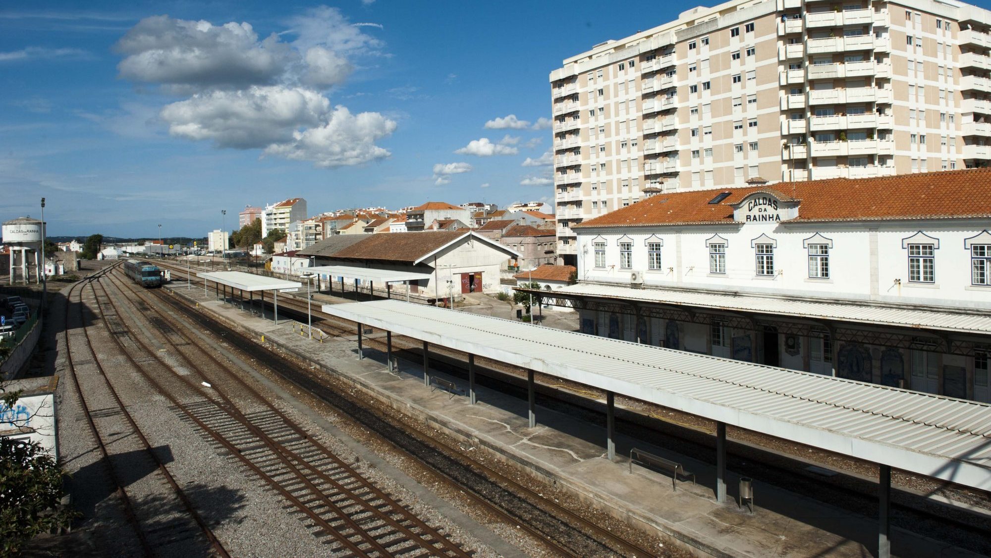 A circulação ferroviária no troço entre as estações das Caldas de Rainha (no distrito de Leiria) e de Torres Vedras (no distrito de Lisboa) foi suspensa cerca das 11h45 desta segunda-feira