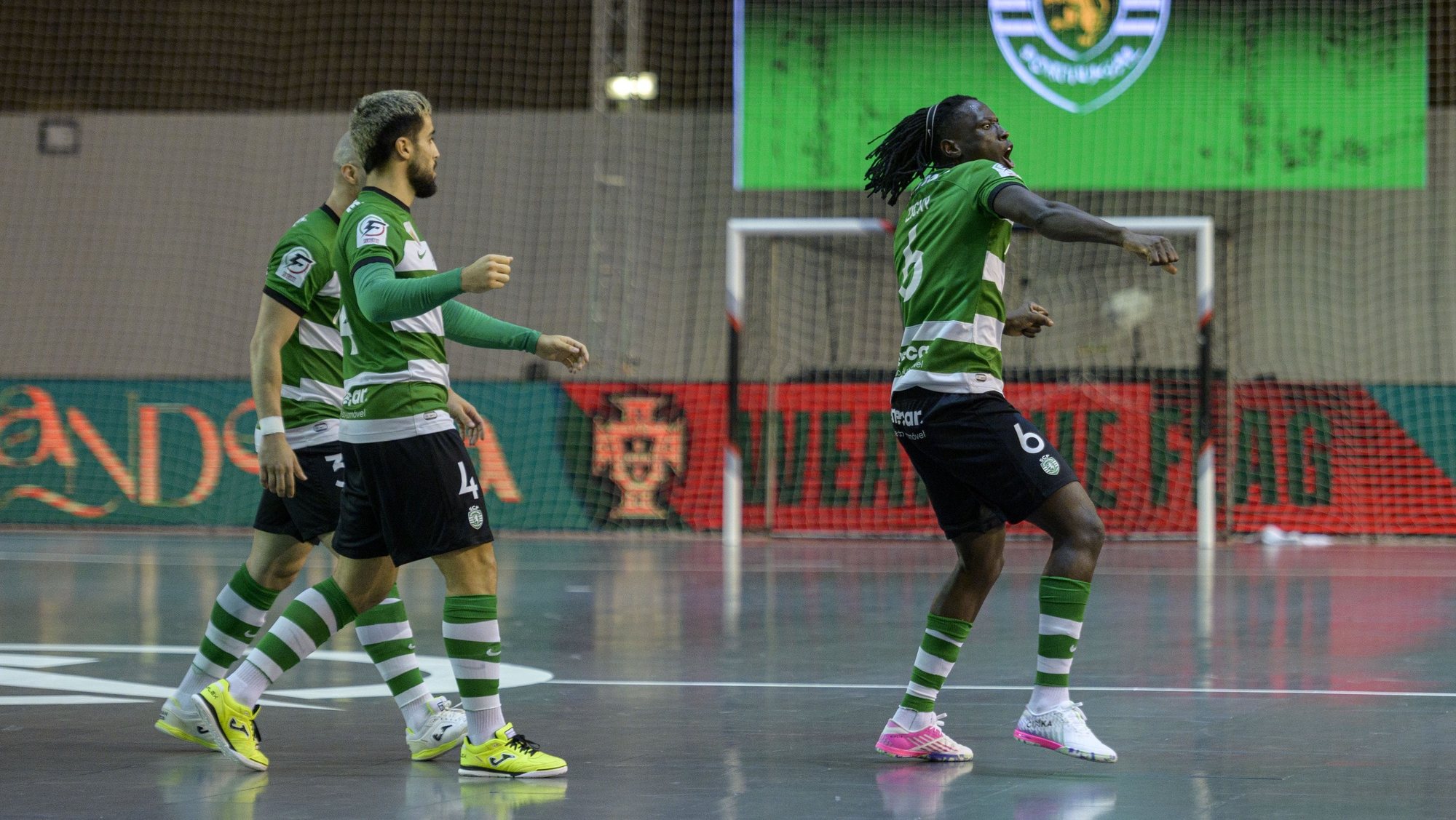 Os jogadores do Sporting festejam um golo contra o Benfica durante o jogo da Supertaça de Futsal disputado em Sines, 1 de setembro de 2023. TIAGO CANHOTO /LUSA