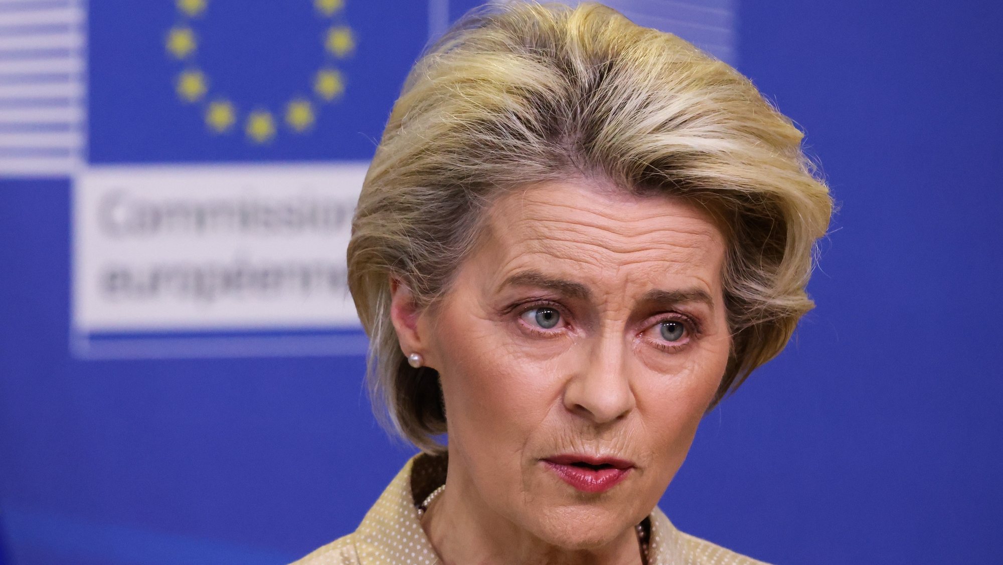 epa09801639 European Commission President Ursula von der Leyen speaks as she welcomes US Secretary of State ahead of a meeting, amid Russia&#039;s invasion of Ukraine, in Brussels, Belgium, 04 March 2022.  EPA/YVES HERMAN / POOL