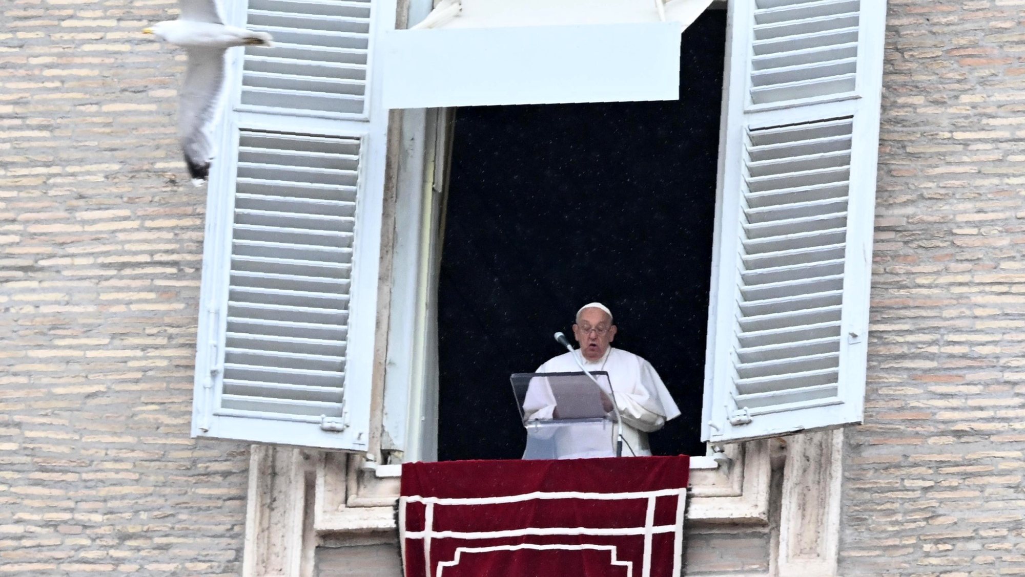 epa11352444 Pope Francis leads Sunday&#039;s Regina Caeli prayer from the window of his office overlooking Saint Peter&#039;s Square, Vatican City, 19 May 2024.  EPA/CLAUDIO PERI
