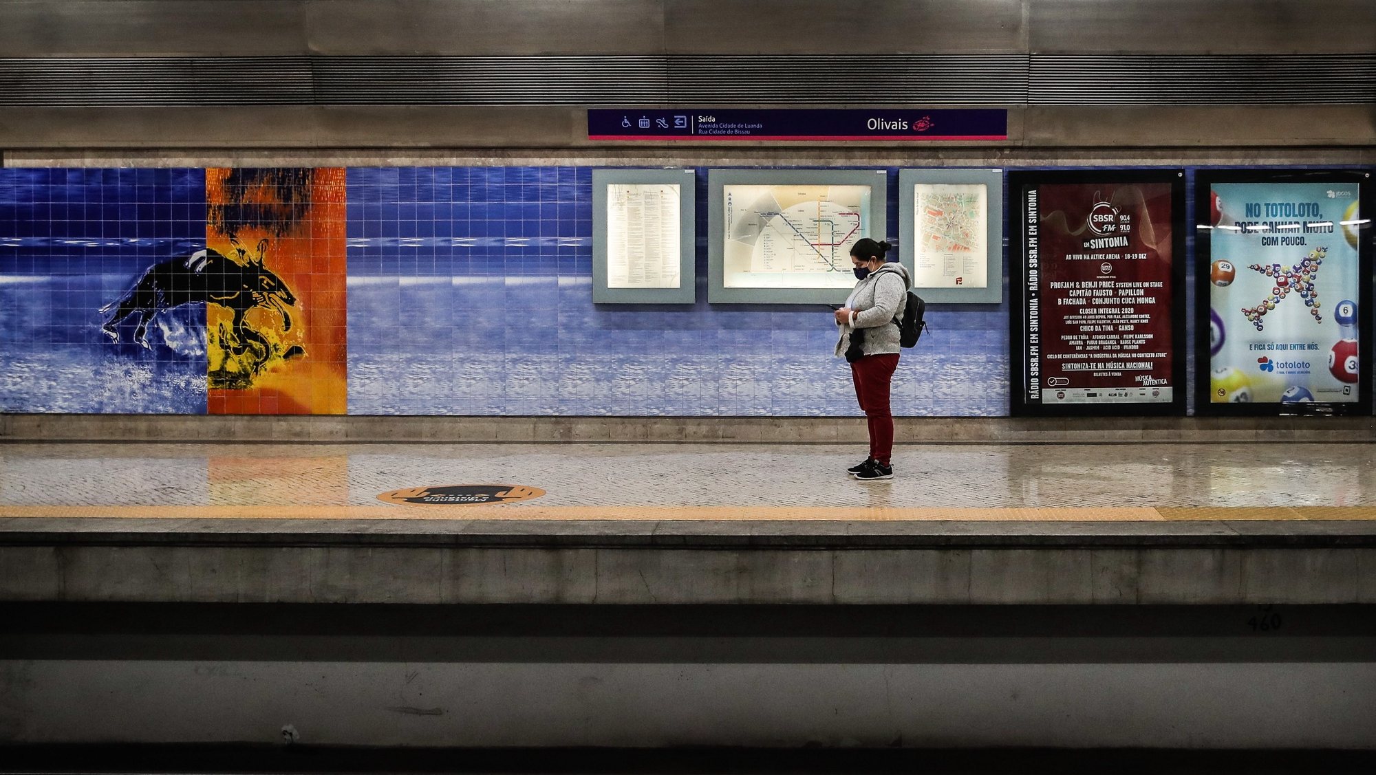 Estação do Metro dos Olivais depois das obras de requalificação e onde já existe a funcionalidade de pagamentos sem contacto nas máquinas automáticas de venda de títulos da rede do Metropolitano de Lisboa, em Lisboa, 4 de novembro de 2020. MÁRIO CRUZ/LUSA