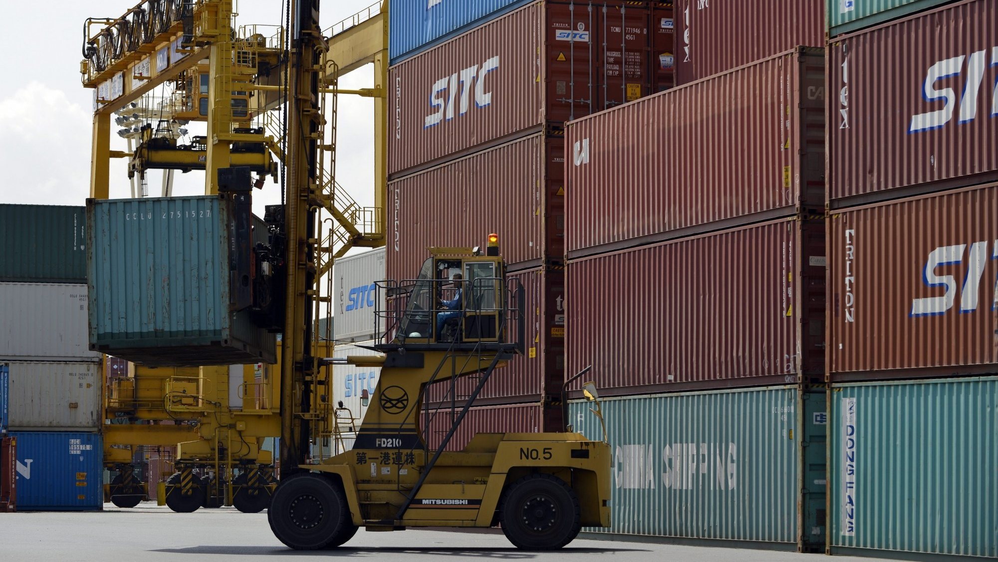 Os EUA financiaram o Programa de Comércio e Investimento na África Austral, que facilita a exportação isenta de taxas aduaneiras de portos para o país