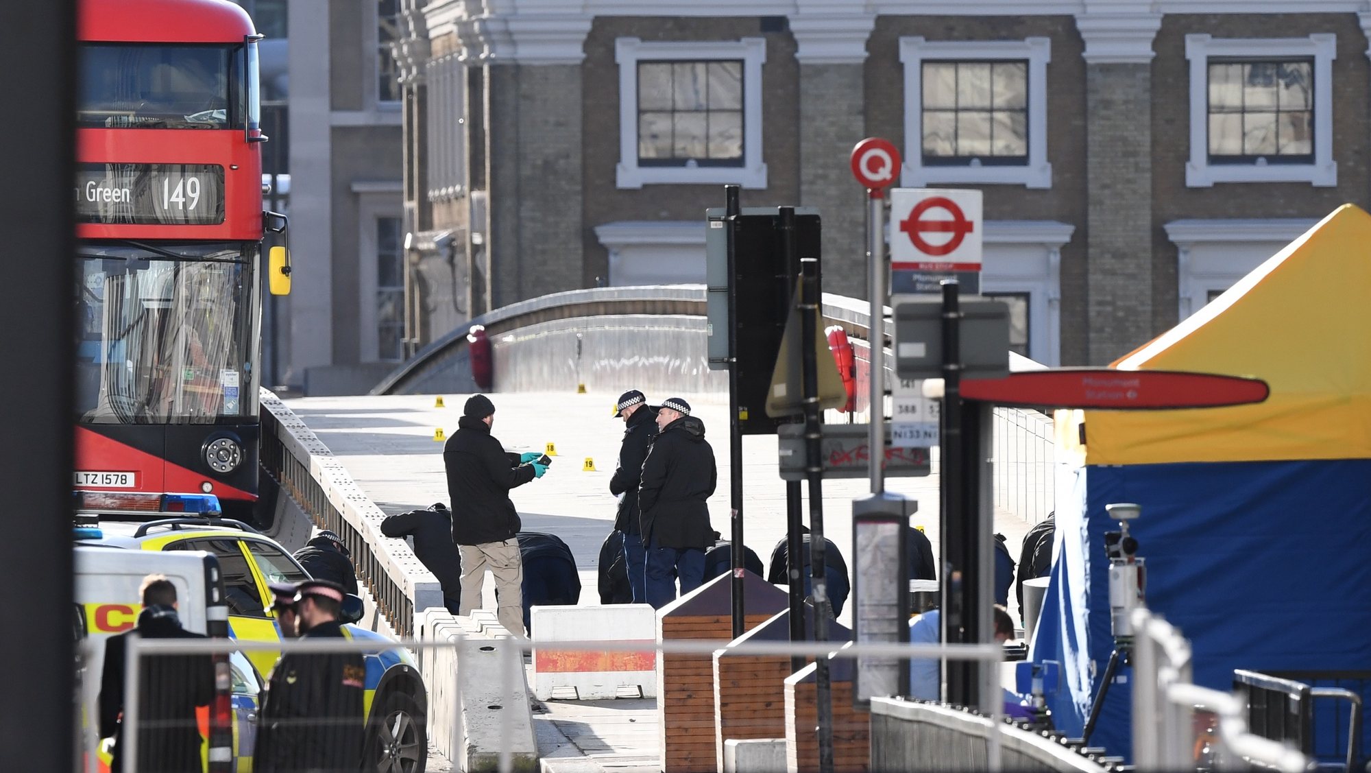 epa08036969 Police at the crime scene at London Bridge in London, Britain,  01 December 2019. At least two members of the public have died and a male suspect has been shot dead by police at a scene on 29 November after a stabbing at London Bridge.  EPA/FACUNDO ARRIZABALAGA