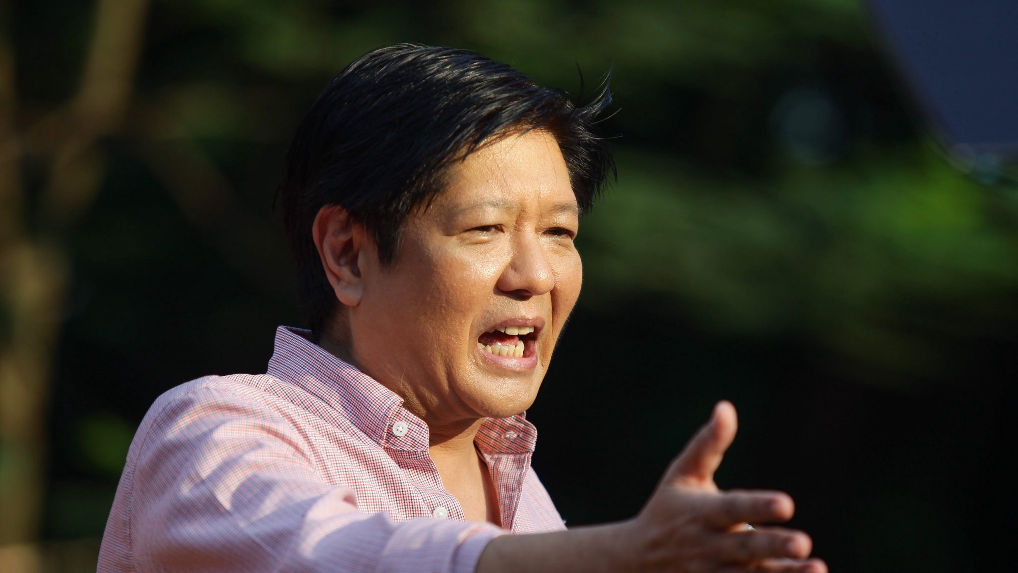 epa04971688 Filipino senator Ferdinand &#039;Bongbong&#039; Marcos Junior gestures during his proclamation of candidacy as a vice presidential candidate in Manila, Philippines, 10 October 2015. The only son and namesake of former Philippine dictator Ferdinand Marcos announced that he is running as vice president in the May 2016 elections.  EPA/MARK R. CRISTINO