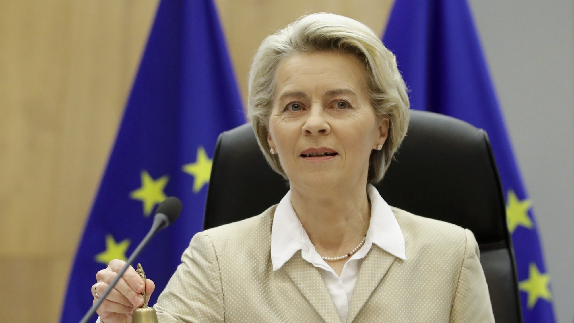 epa10483078 European Commission President Ursula von der Leyen rings the bell at the start of the European Commission weekly college meeting in Brussels, Belgium, 22 February 2023.  EPA/OLIVIER HOSLET