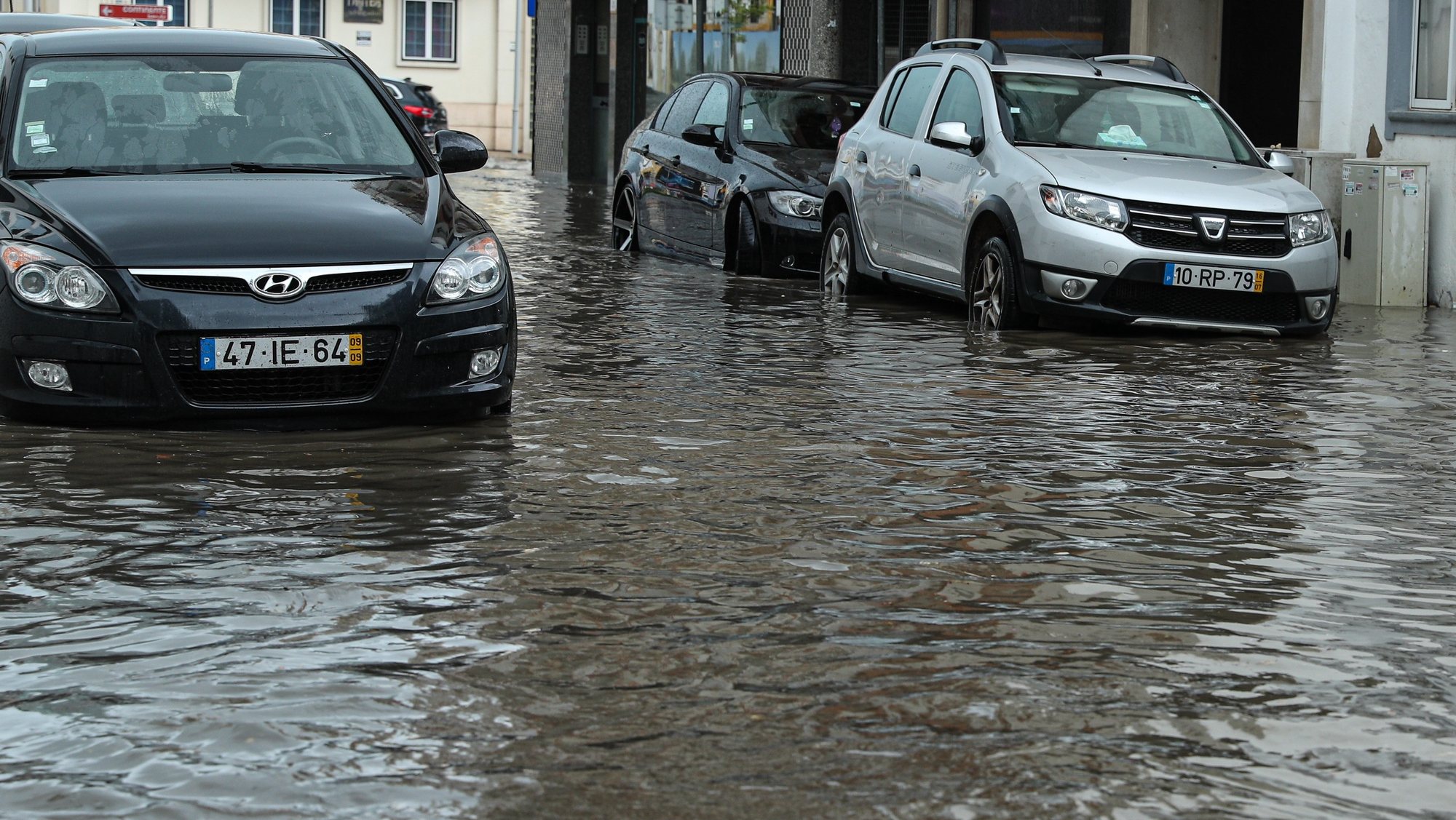 Chuva intensa em Faro, provoca várias inundações na baixa da cidade, Faro, 20 de março de 2022. LUÍS FORRA/LUSA