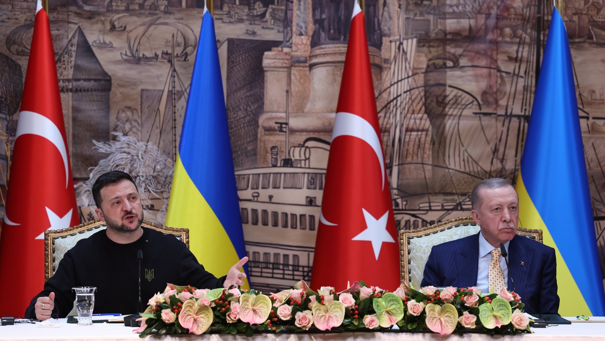 epa11207552 Turkish President Recep Tayyip Erdogan (R) and Ukrainian President Volodymyr Zelensky (L) attend a joint press conference in Istanbul, Turkey 08 March 2024. President Zelensky arrived for talks with his Turkish counterpart expected to focus on the war with Russia and the Black Sea grain shipments.  EPA/TOLGA BOZOGLU