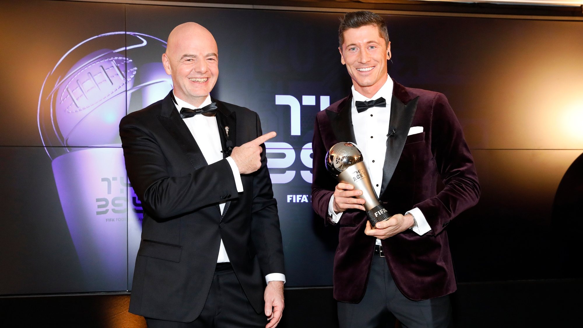 Gianni Infantino, presidente da FIFA, foi a Munique de surpresa entregar pessoalmente o troféu a Lewandowski
