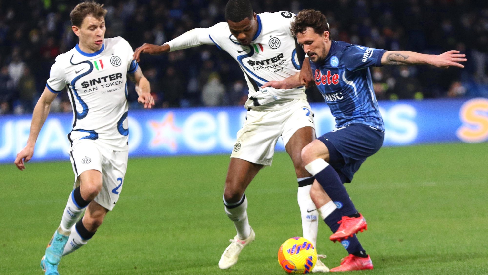 epa09750640 Napoli&#039;s Mario Rui (R) in action against Inter players Nicolo Barella (L) and Denzel Dumfries (C) during the Italian Serie A soccer match between SSC Napoli and Inter Milan in Naples Italy, 12 February 2022.  EPA/CESARE ABBATE