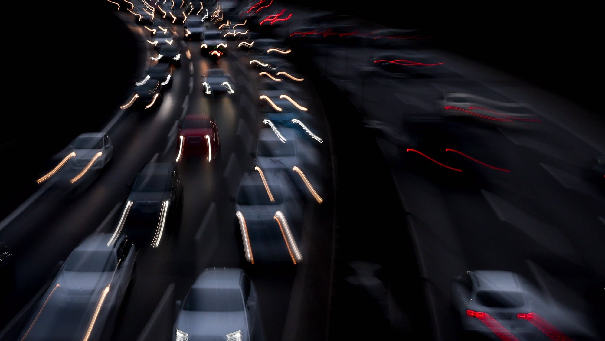 Uma imagem mostra carros na autoestrada
