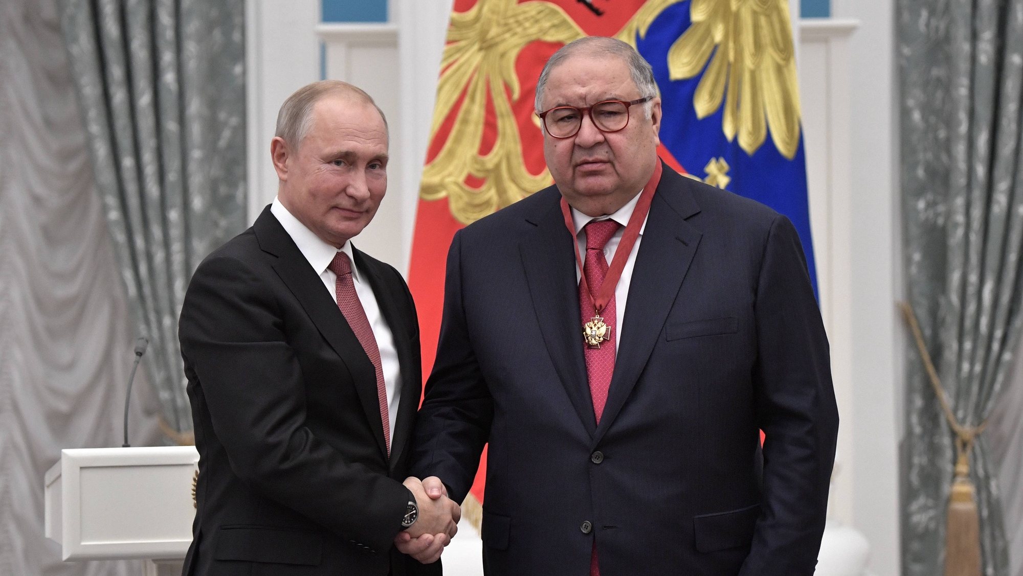 epa07192934 Russian President Vladimir Putin (L) shakes hands with Russian billionaire tycoon, USM Holding founder Alisher Usmanov (R) during a state awards ceremony  at the St. Catherine Hall in the Kremlin in Moscow, Russia, 27 November 2018. Alisher Usmanov was awarded with the 3rd degree Order For Merit to the Fatherland.  EPA/ALEXEY NIKOLSKY / SPUTNIK / KREMLIN POOL MANDATORY CREDIT
