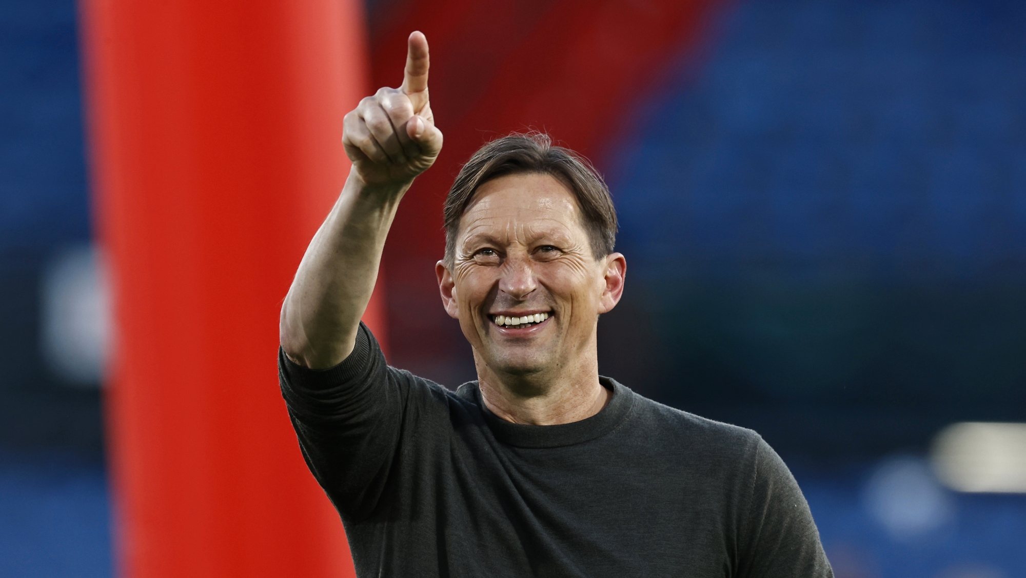 Roger Schmidt ganhou esta temporada a Supertaça e a Taça dos Países Baixos frente ao Ajax, estando a quatro pontos da equipa de Amesterdão na Liga