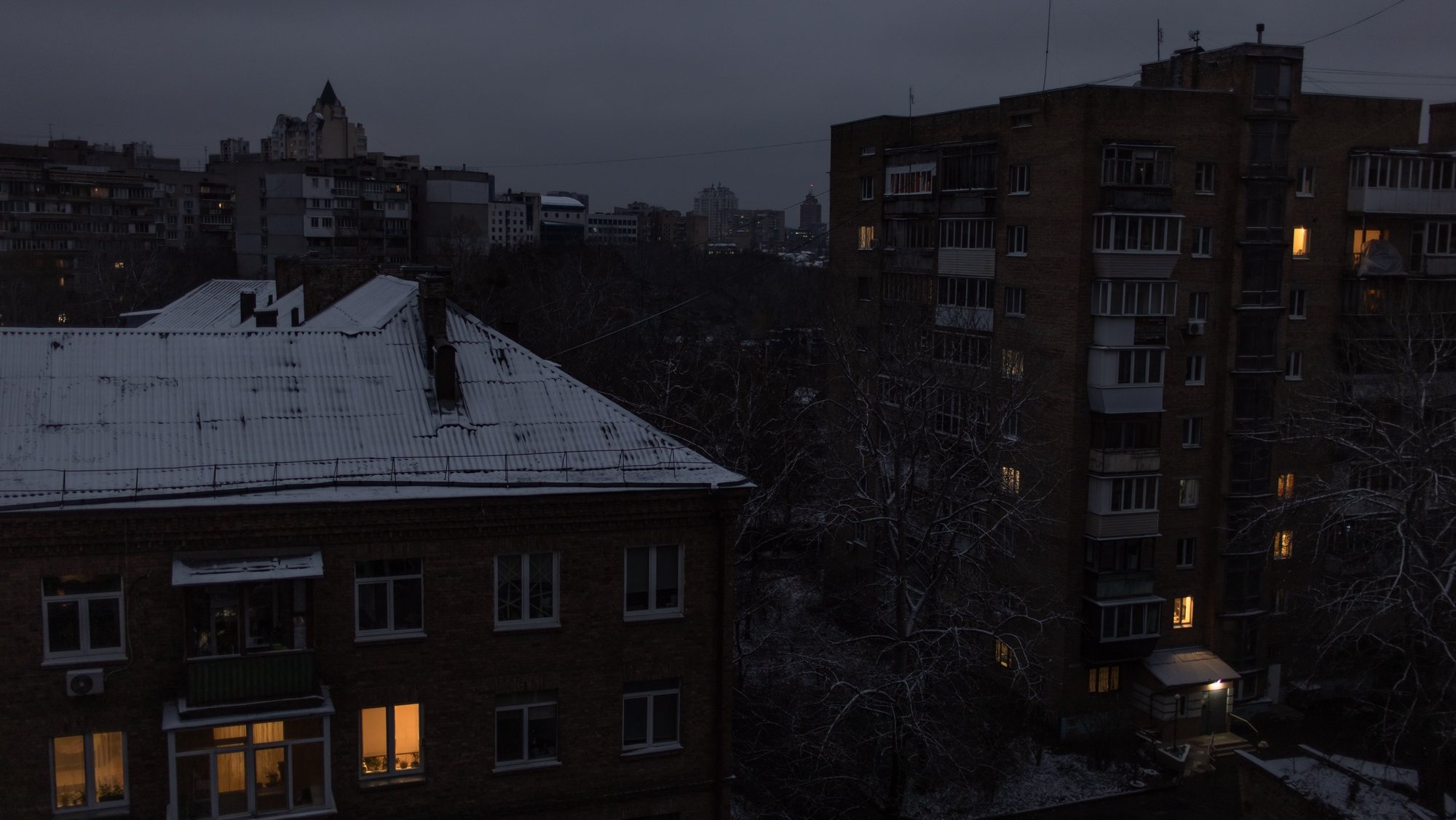epa10310466 The first snow of the season covers residential buildings&#039; roofs during a blackout in Kyiv (Kiev), Ukraine, 17 November 2022. The approach of winter will bring tougher conditions to Ukraine including heavy mud, snow and freezing cold that will make operations more difficult for both sides in the war. Russian troops entered Ukraine on 24 February 2022, starting a conflict that has provoked destruction and a humanitarian crisis.  EPA/ROMAN PILIPEY