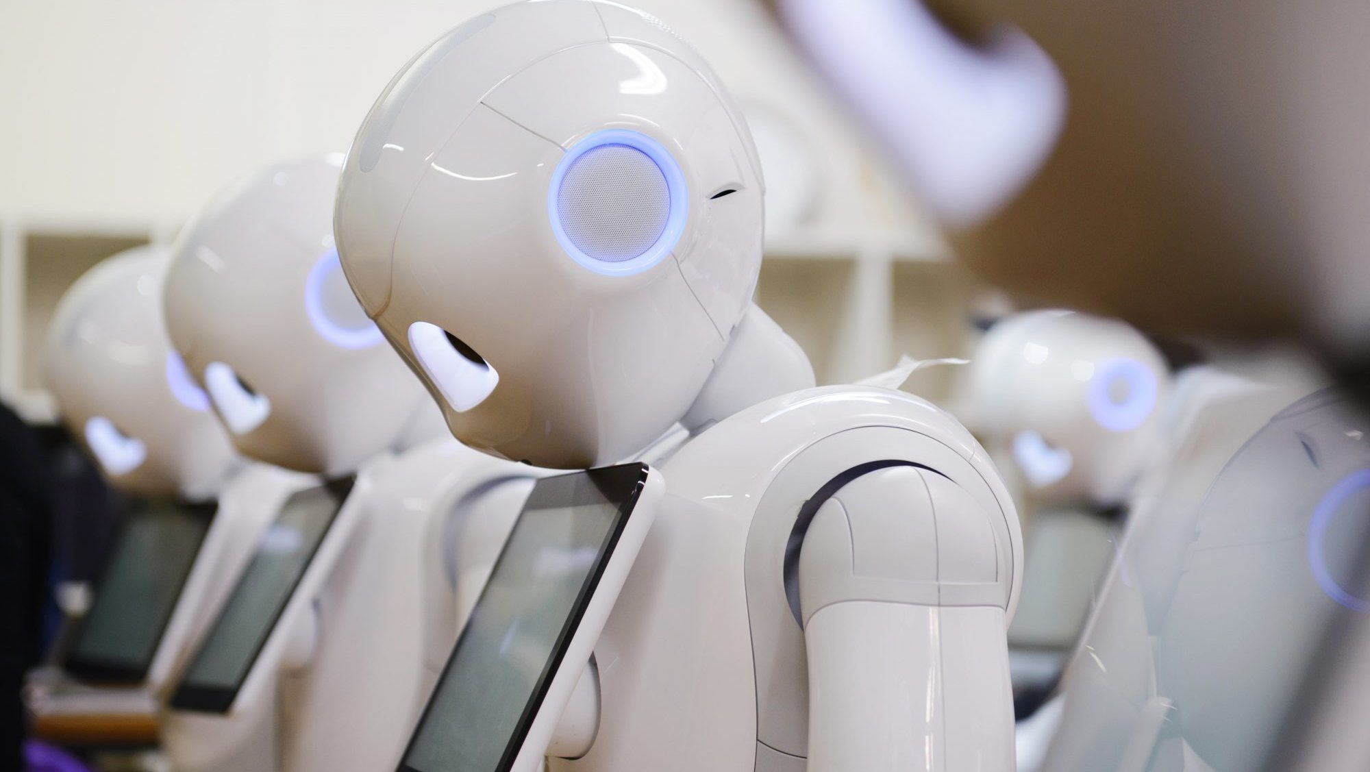 Os robôs Pepper, um dos grandes destaques da unidade de robótica do grupo SoftBank.