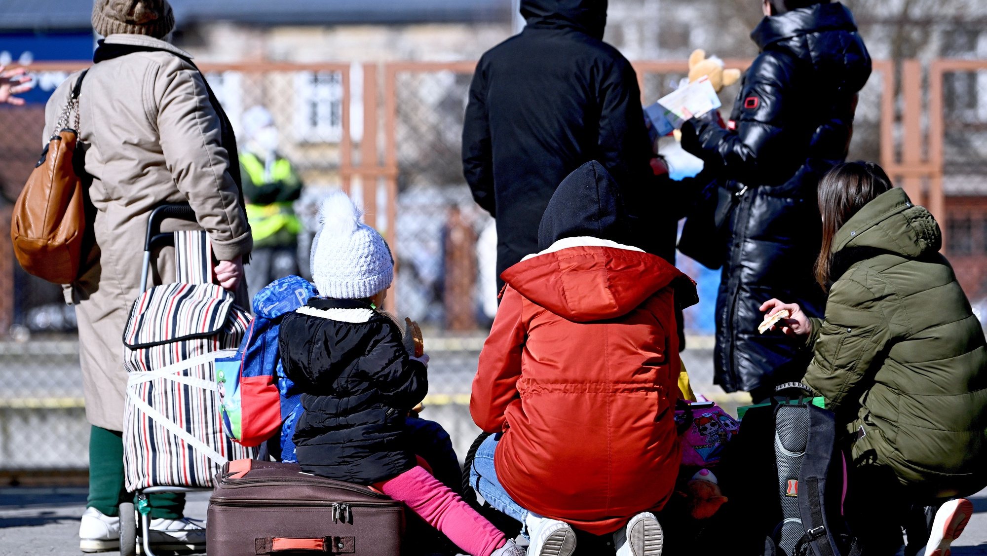 epa09819390 Refugees from Ukraine arrive at the train station in Przemysl, southeastern Poland, 12 March 2022. Since 24 February, 1.59 million people have crossed the Polish-Ukrainian border into Poland, Border Guard has reported on 12 March morning.  EPA/Darek Delmanowicz POLAND OUT