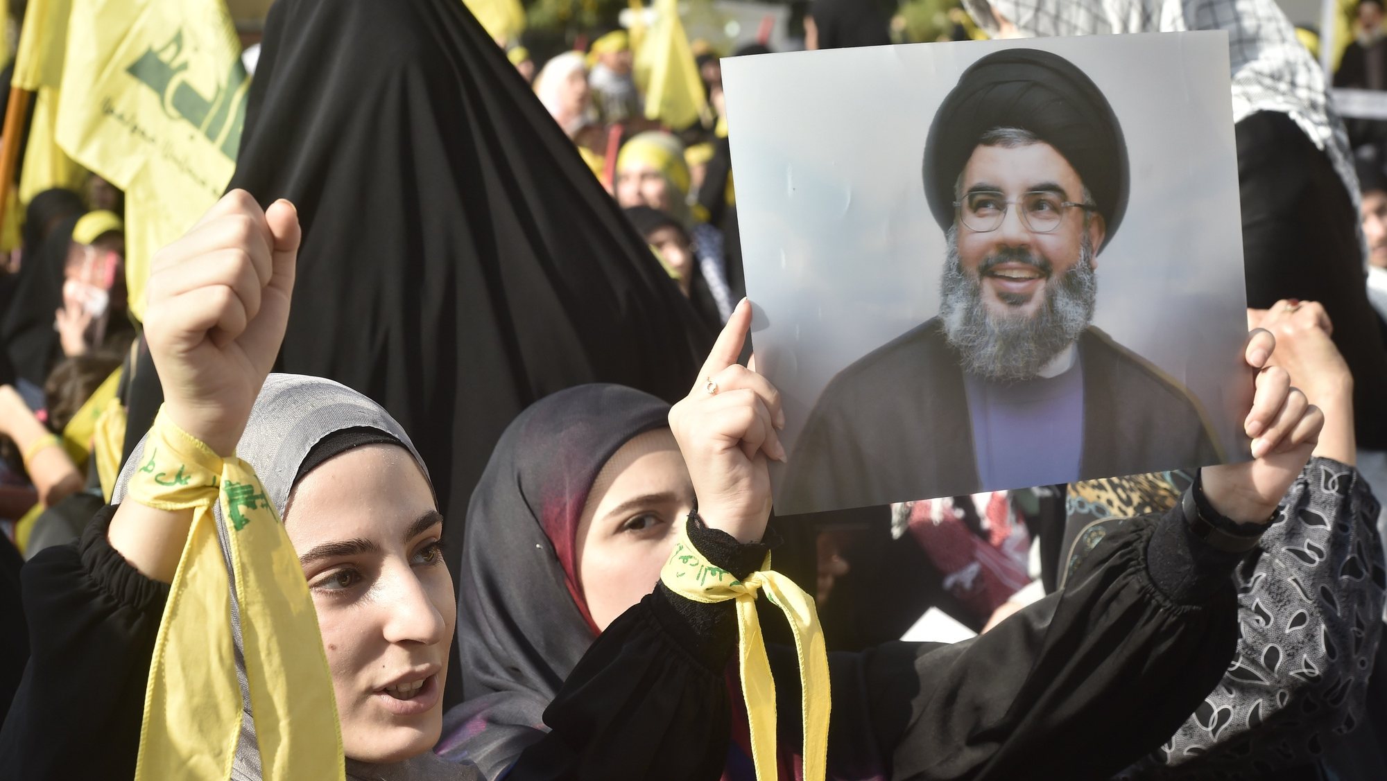 epa10955913 A supporter of Hezbollah holds a photo of the group&#039;s leader Hassan Nasrallah as they gather before his speech in the southern suburb of Beirut, Lebanon, 03 November 2023. Hezbollah chief Hassan Nasrallah is expected to give his first speech since escalation of the Israel-Hamas conflict. Tensions remain high at the border between Israel and Lebanon after the Israeli-Palestinian conflict escalated following an unprecedented attack carried out by Hamas militants from Gaza into Israel on 07 October 2023.  EPA/WAEL HAMZEH