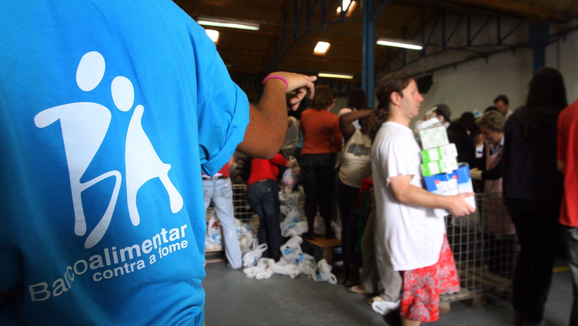 Voluntários separam milhares de embalagens de alimentos recolhidos pelo país, durante a campanha do Banco Alimentar contra a Fome, 04 de Maio de 2008, em Alcântara, Lisboa.  INACIO ROSA/LUSA