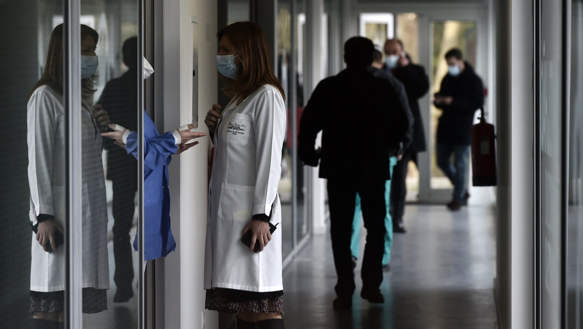 Um profissional de saúde no interior do Pavilhão Desportivo Cidade de Viseu, que foi adaptado como hospital de campanha para receber doentes covid-19, em  Viseu, 19 de janeiro de 2021. NUNO ANDRÉ FERREIRA/LUSA