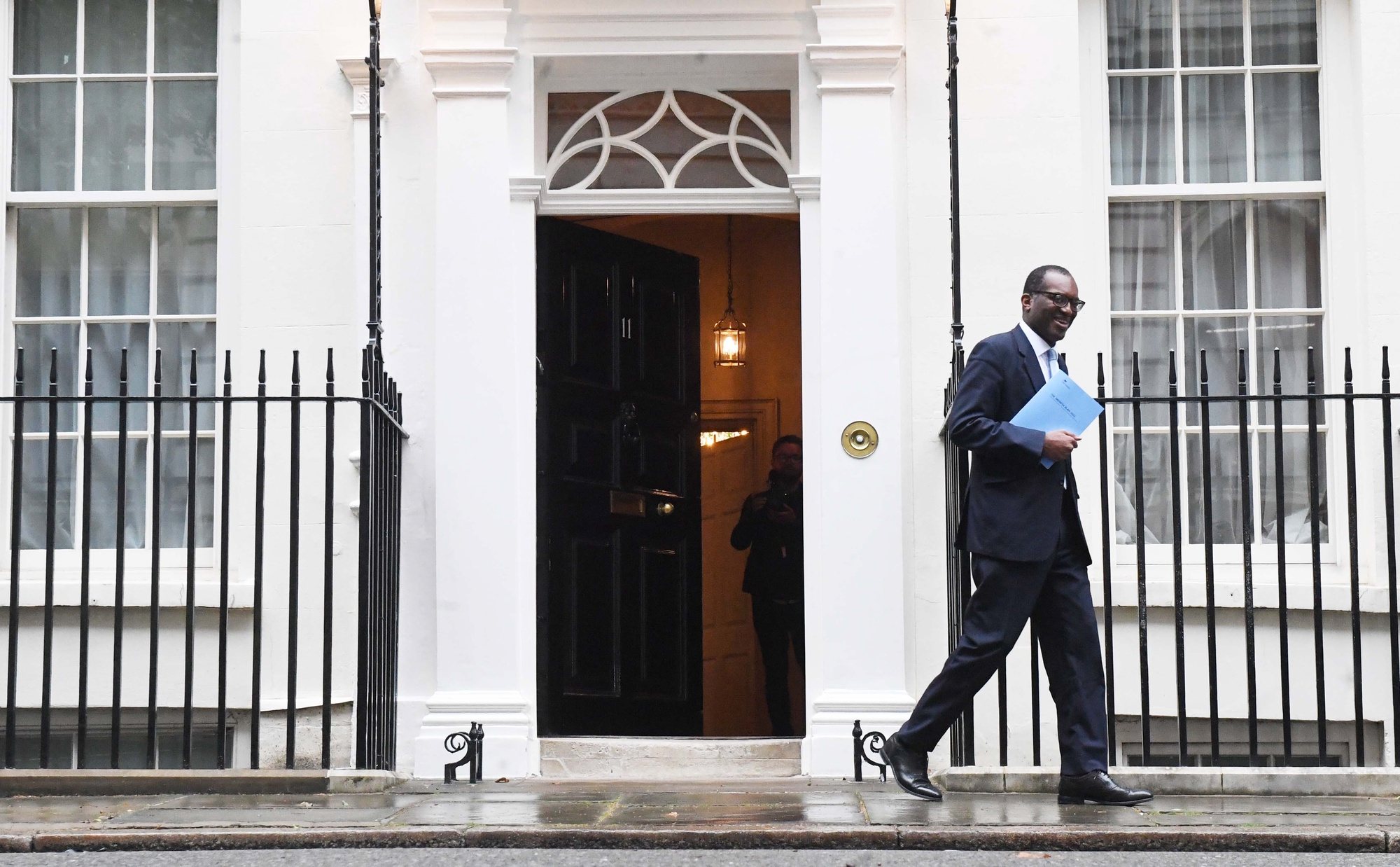 epa10200864 Britain&#039;s Chancellor of the Exchequer, Kwasi Kwarteng departs 11 Downing Street ahead of a statement in parliament, in London, Britain, 23 September 2022. Kwarteng will make a fiscal statement announcing a radical shift in the UK&#039;s economic policy.  EPA/NEIL HALL