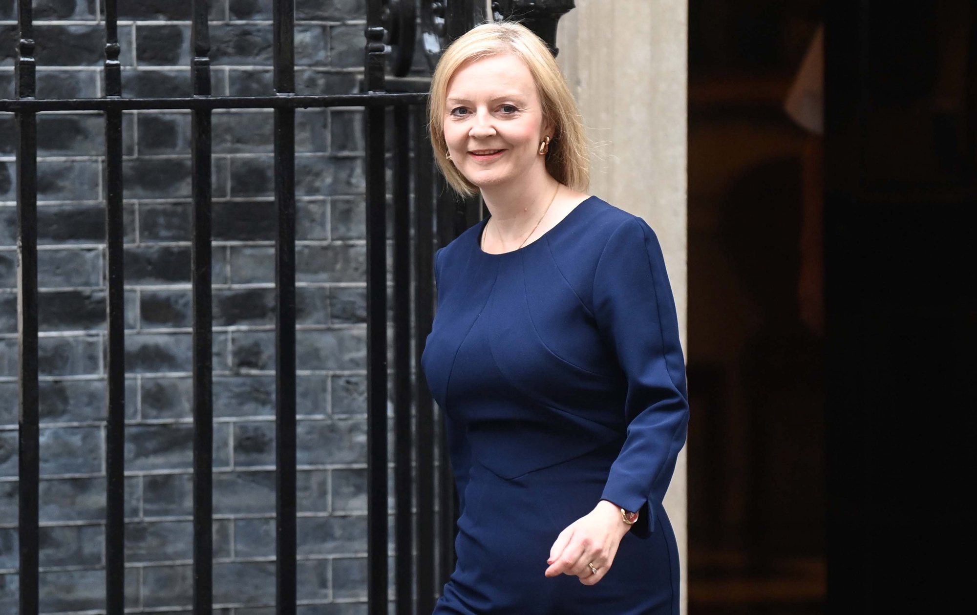 epa10200861 Britain&#039;s Prime Minister Liz Truss (L) departs 10 Downing Street ahead of a statement in parliament, in London, Britain, 23 September 2022. Chancellor of the Exchequer Kwasi Kwarteng will make a fiscal statement announcing a radical shift in the UK&#039;s economic policy.  EPA/NEIL HALL