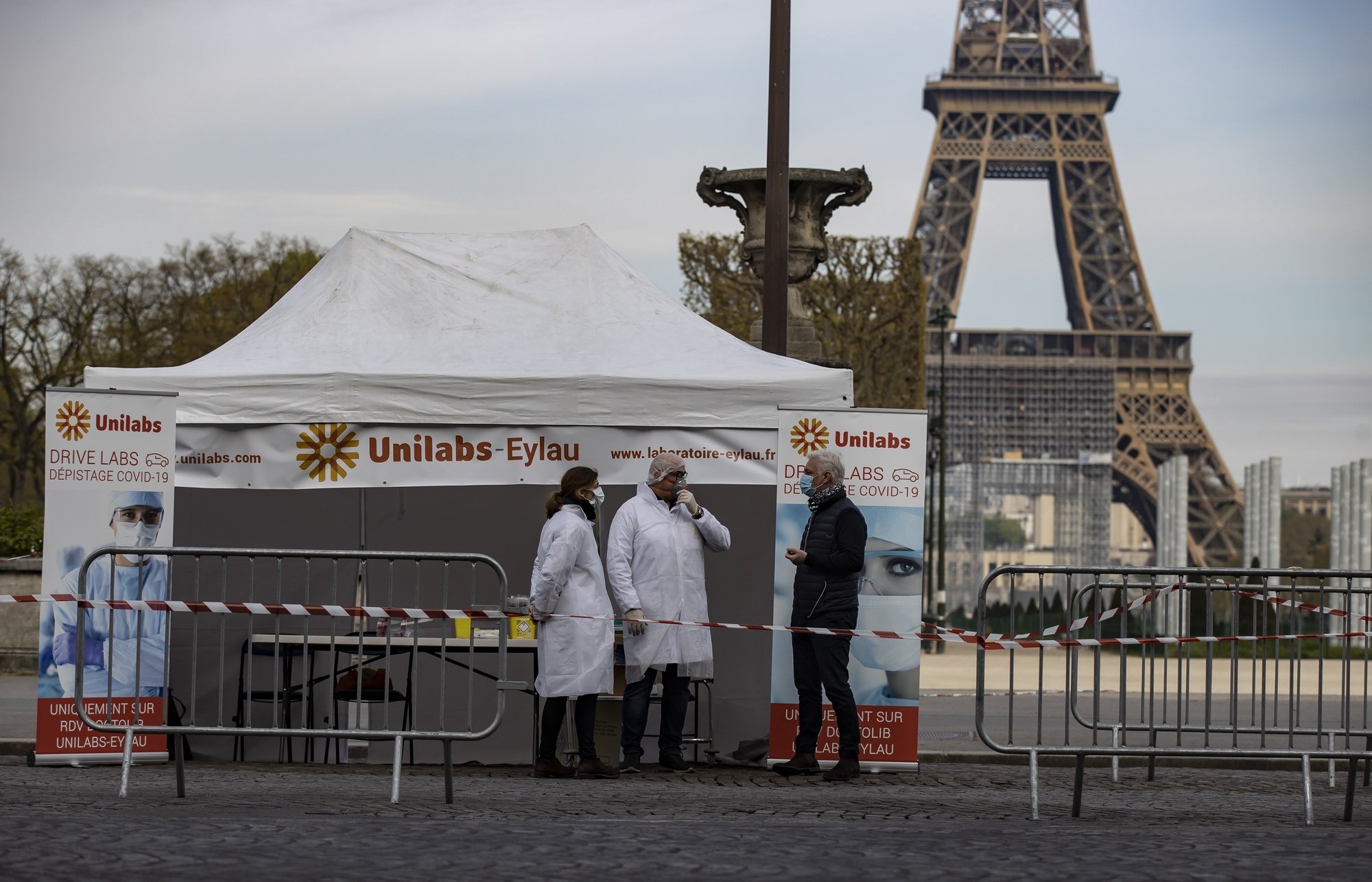epa08348051 Doctors operate a drive-through coronavirus testing site  near the Eiffel Tower to test medical professionals for Covid-19, in Paris,  France, 07 April 2020. France is under lockdown in an attempt to quell the widespread of the coronavirus.  EPA/IAN LANGSDON