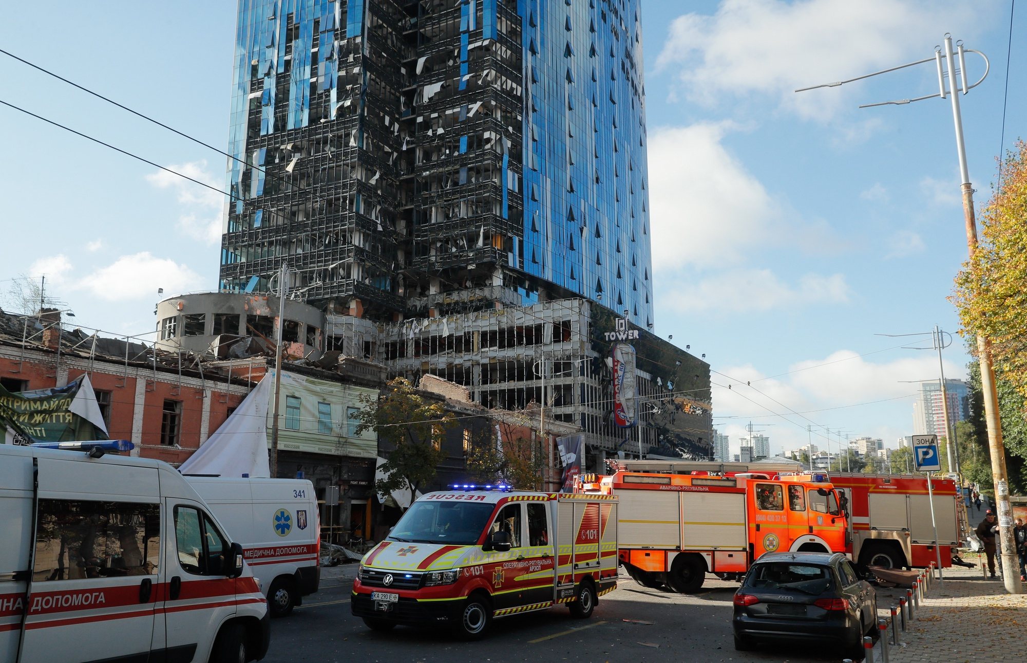 epa10234216 Emergency services gather near a site hit by shelling in downtown Kyiv (Kiev), Ukraine, 10 October 2022. Explosions have been reported in several districts of the Ukrainian capital Kyiv on 10 October, with rescuers extinguishing fires and helping the victims among the civilian population, the State Emergency Service (SES) of Ukraine said. Russian troops entered Ukraine on 24 February 2022 starting a conflict that has provoked destruction and a humanitarian crisis.  EPA/SERGEY DOLZHENKO