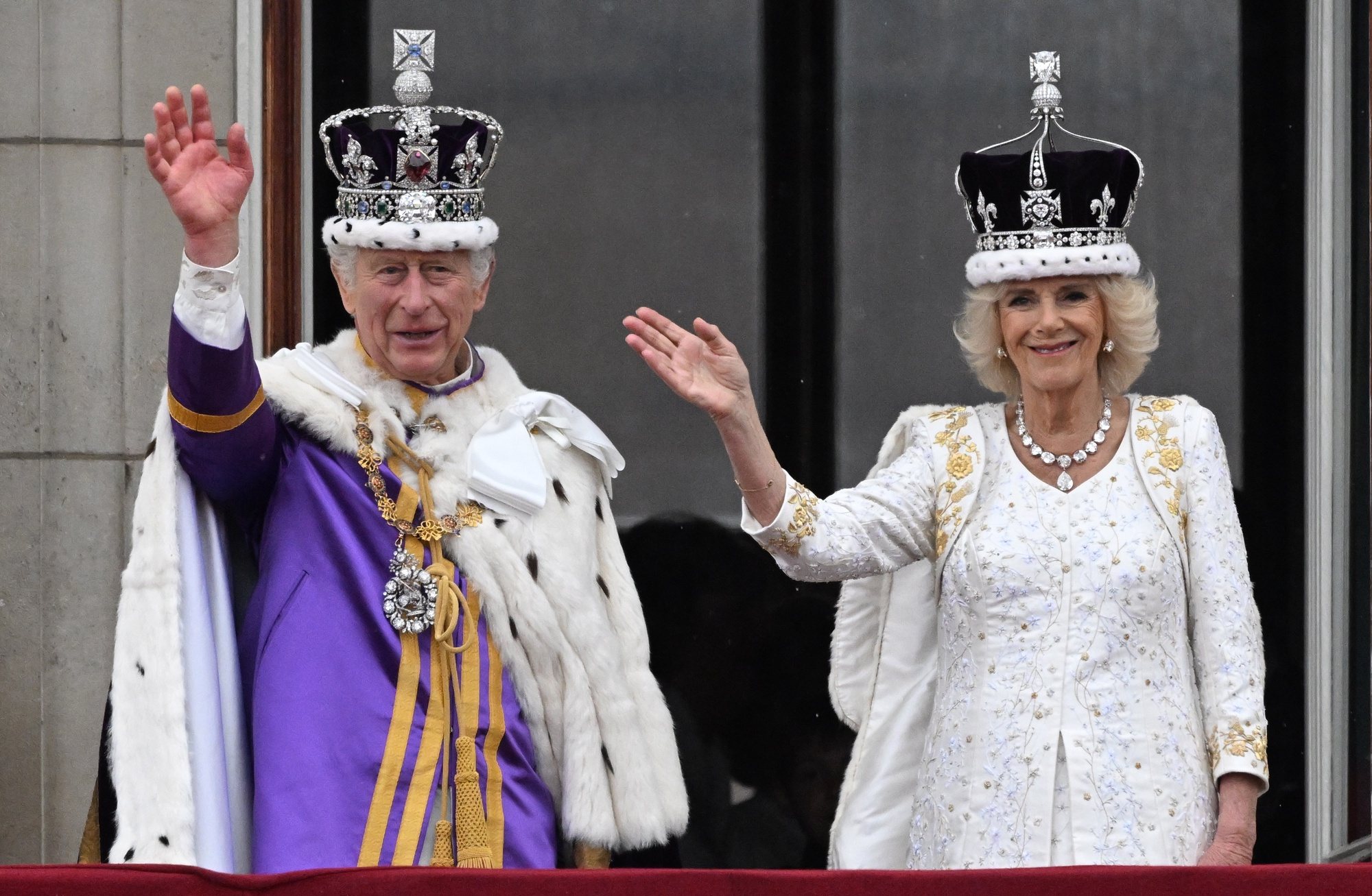 epaselect epa10612353 Britain&#039;s King Charles III (L) and Queen Camilla wave from the balcony of Buckingham Palace following their Coronation in London, Britain, 06 May 2023. The appearance on the balcony is to greet the crowds who have gathered in The Mall and to watch a fly past.  EPA/Neil Hall