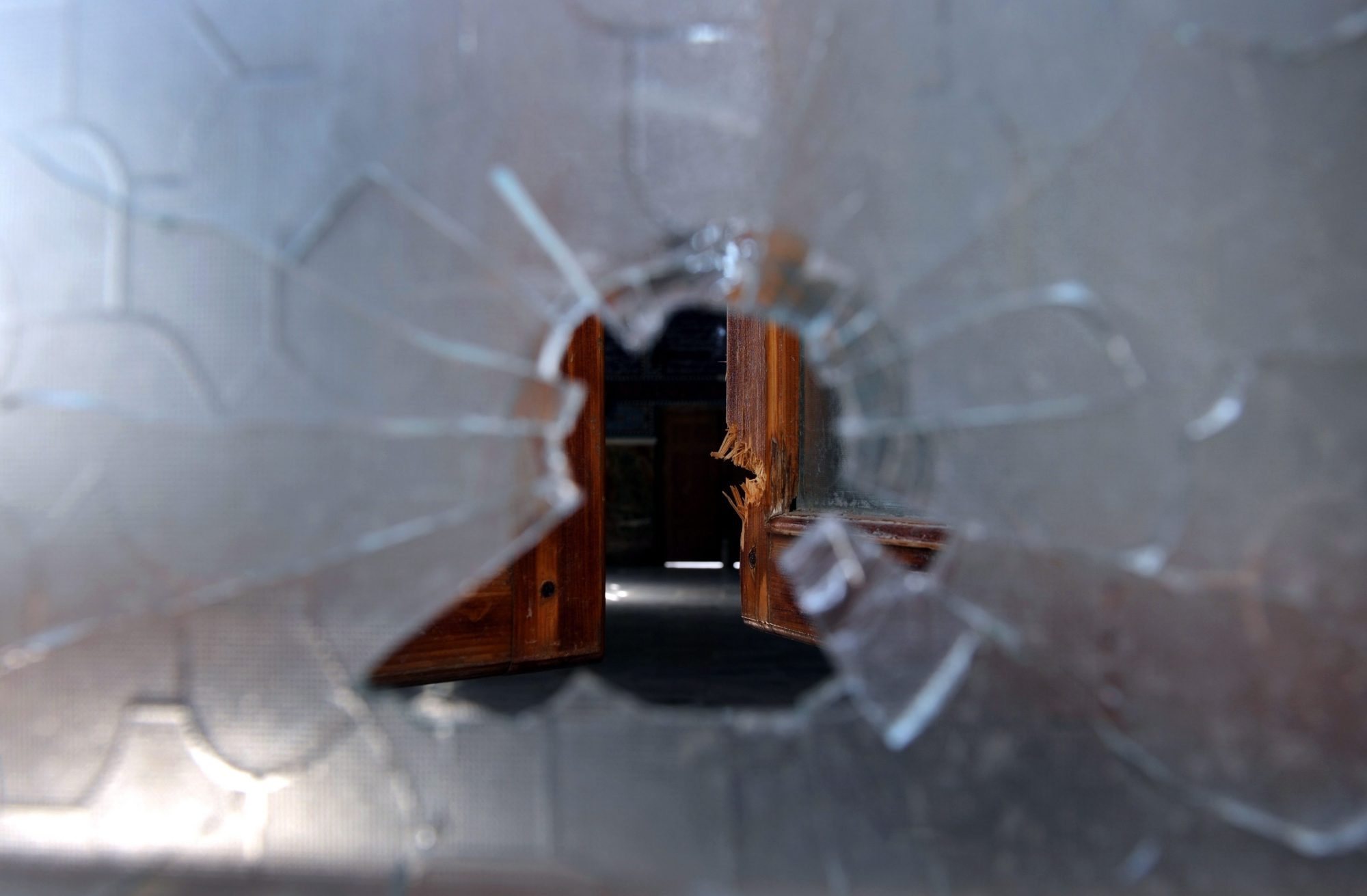 Um tiro de bala estilhaça uma janela