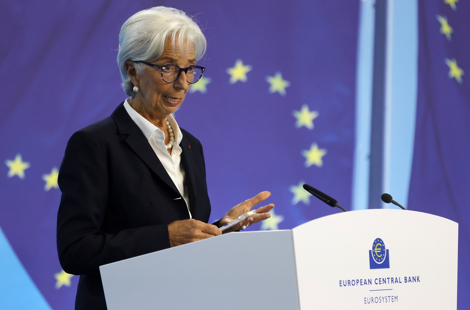 epa10269060 European Central Bank (ECB) President Christine Lagarde addresses a press conference following the meeting of the ECB Governing Council in Frankfurt am Main, Germany, 27 October 2022.  EPA/RONALD WITTEK