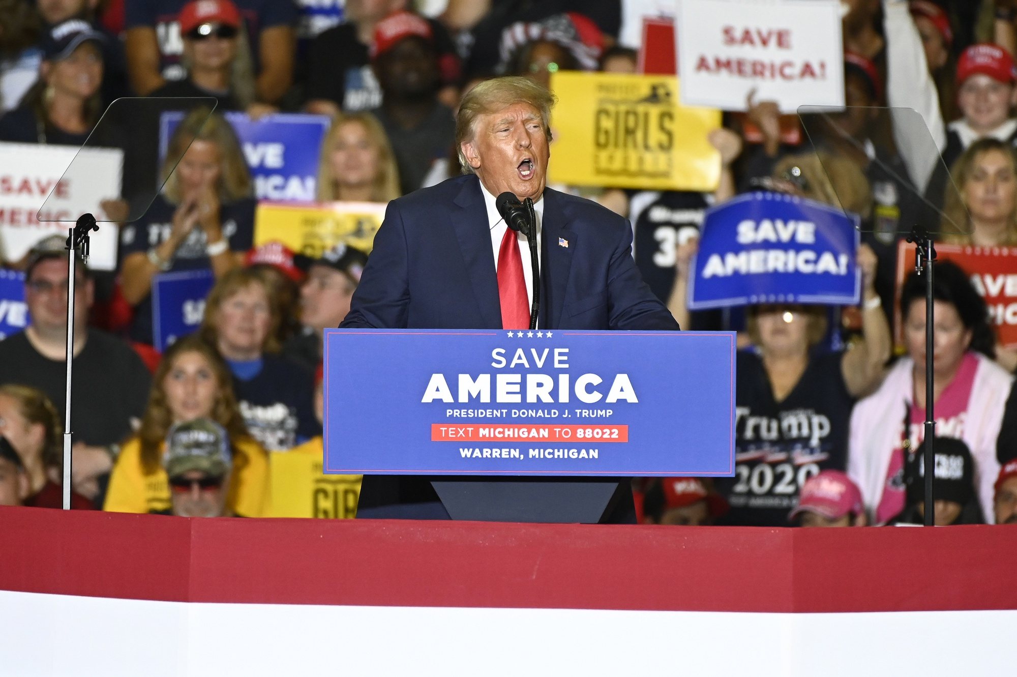 epa10218852 Former US President Donald Trump addresses the crowd at a Save America rally at the Macomb Community College, Sports &amp; Expo Center in Warren, Michigan, USA, 01 October 2022. Trump is holding rallys for congressional candidates he supports in the run-up to the mid-term elections.  EPA/JOSE JUAREZ