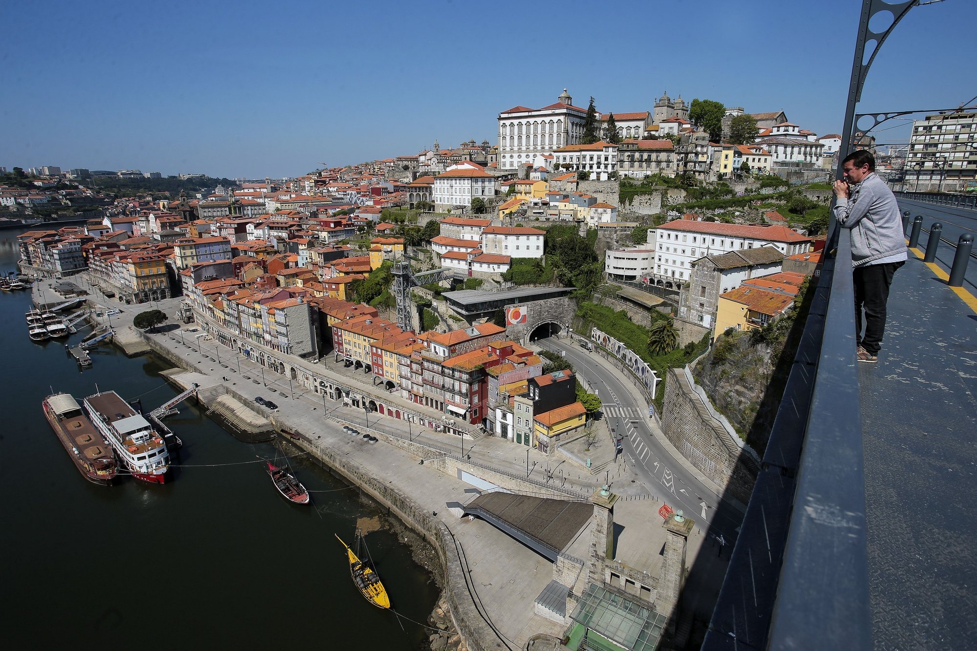 Vista panorâmica da zona ribeirinha do Porto