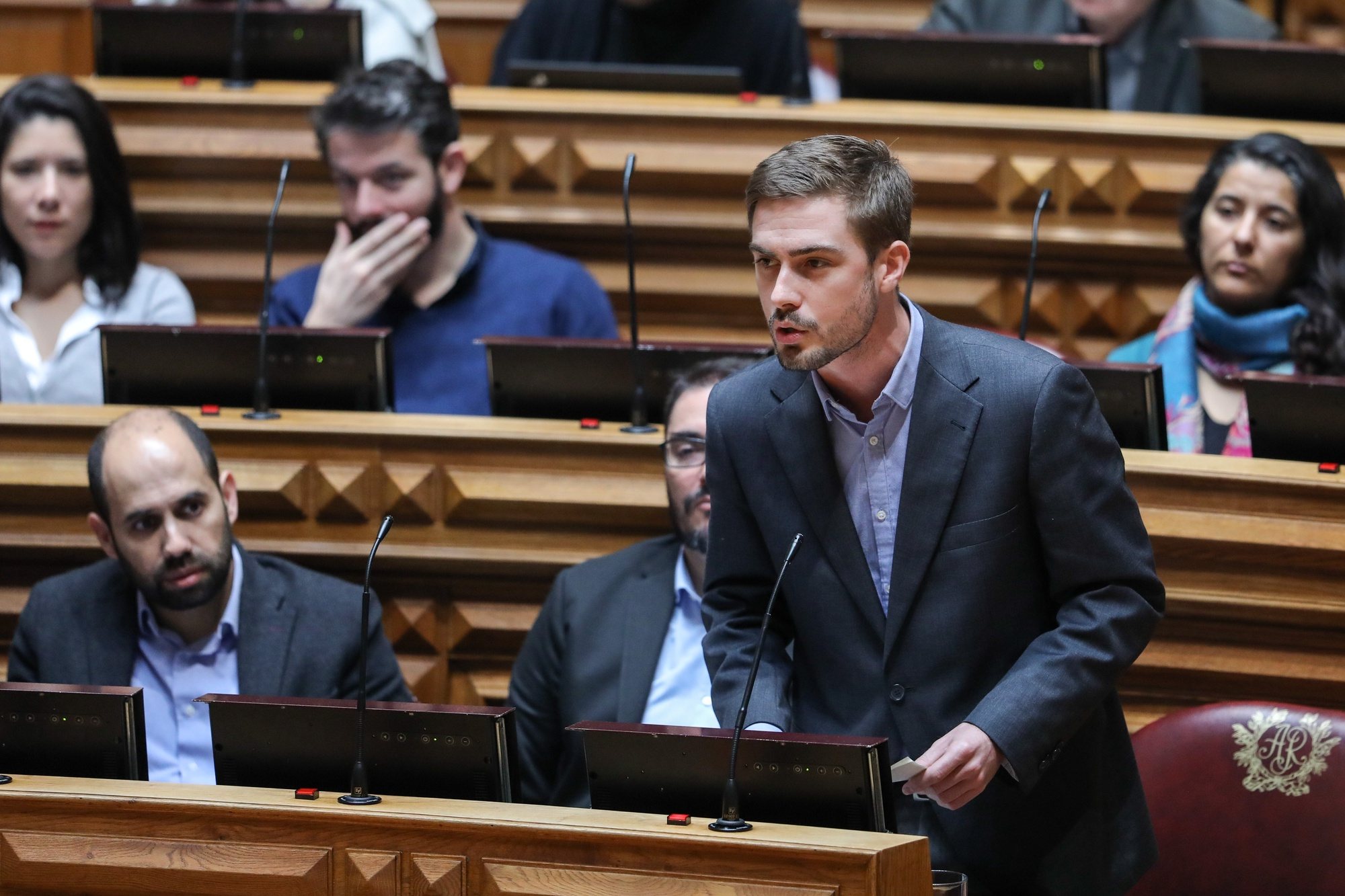 O deputado do Partido Comunista Português (PCP) Duarte Alves intervém esta manhã durante o debate na especialidade da proposta de Orçamento do Estado para 2020 (OE2020), na Assembleia da República, em Lisboa, 03 de fevereiro de 2020. MIGUEL A. LOPES/LUSA