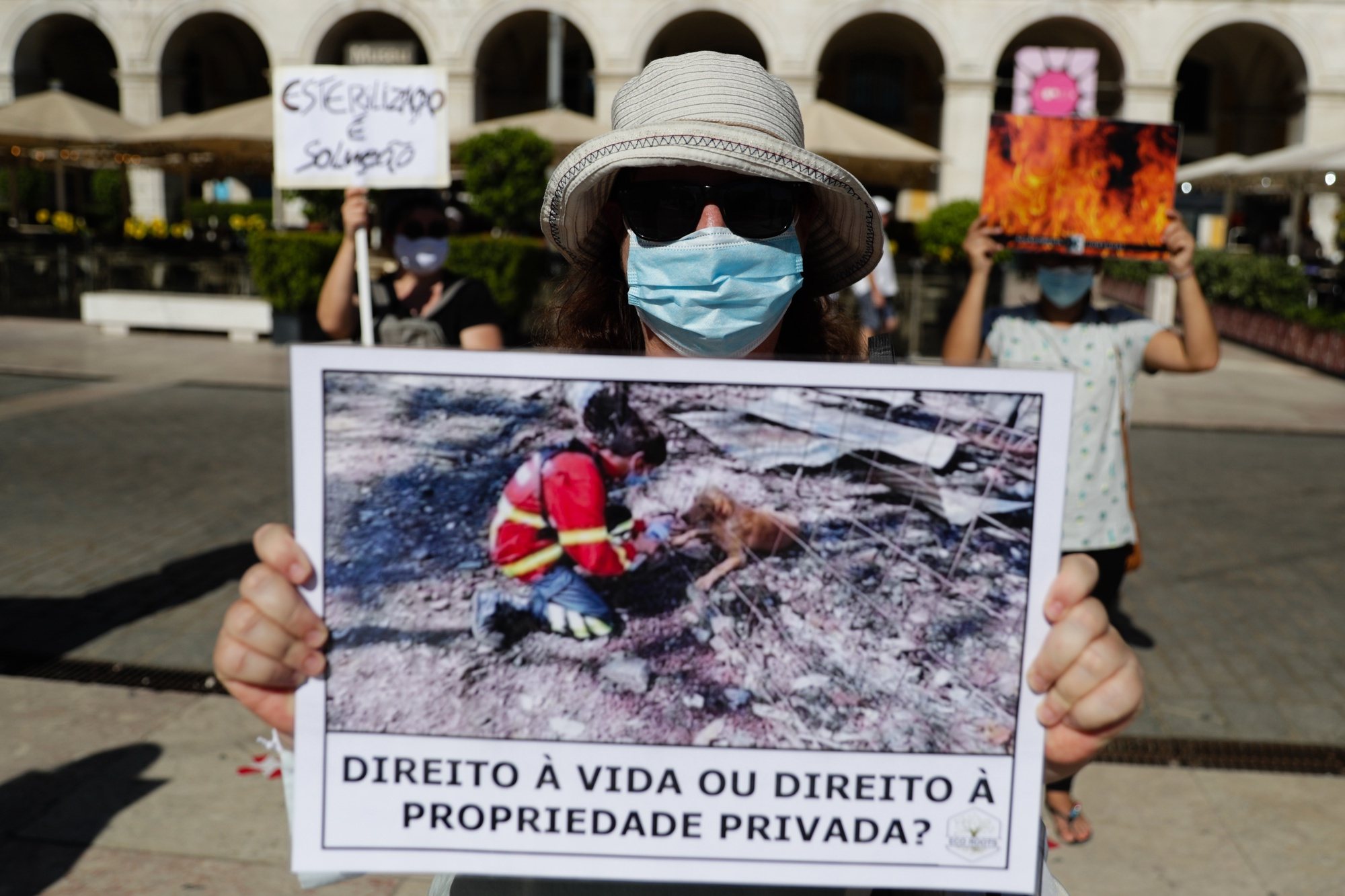 Cerca de uma centena de manifestantes juntaram-se numa vigília “Pelas Vítimas do Massacre de Santo Tirso”, organizada por Eco Roots e Acção Directa, na praça do Comércio, em Lisboa, 25 de julho de 2020. TIAGO PETINGA/LUSA