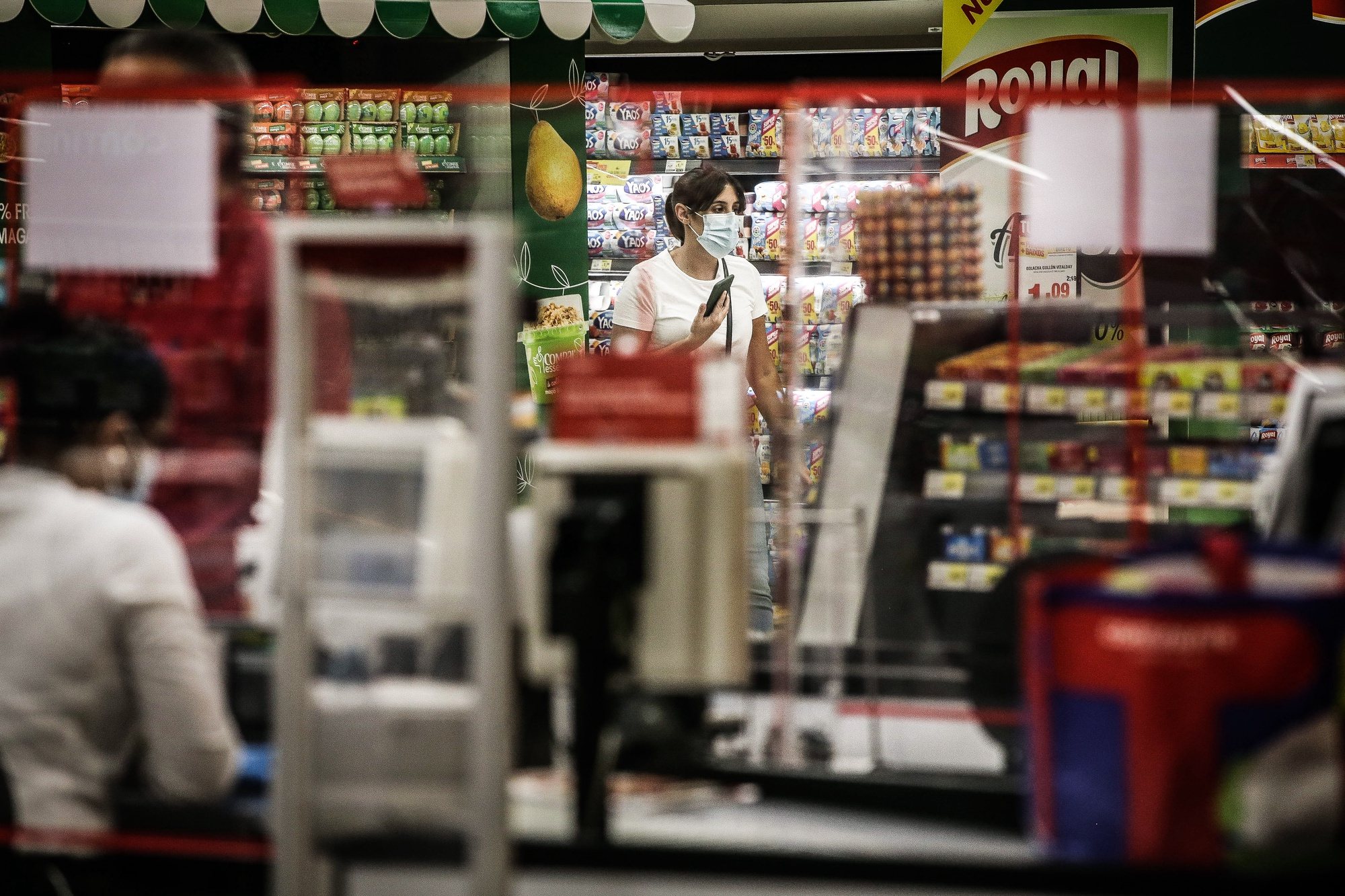 Pessoas fazem as suas compras em um supermercado no Centro Comercial Colombo, em Lisboa, 1 de junho de 2020. A atual situação da pandemia da covid-19 na região de Lisboa e Vale do Tejo impediu a abertura em pleno deste centro comercial. MÁRIO CRUZLUSA