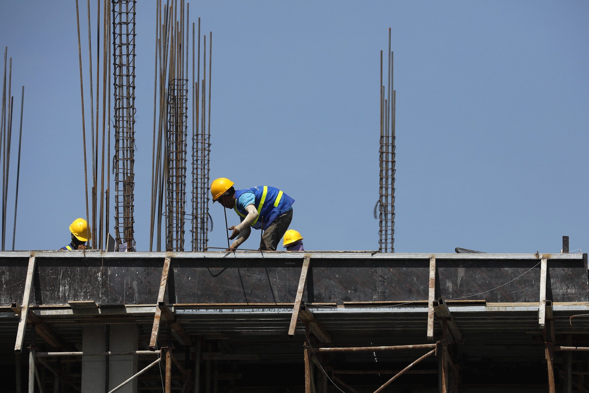 epa08534648 Laborers work at a construction site in Hanoi, Vietnam, 08 July 2020. Vietnam&#039;s GDP growth grew by 1.8 percent in the first half of 2020 due to the pandemic of the COVID-19 disease caused by the SARS-CoV-2 coronavirus, according to General Statistics Office (GSO).  EPA/LUONG THAI LINH