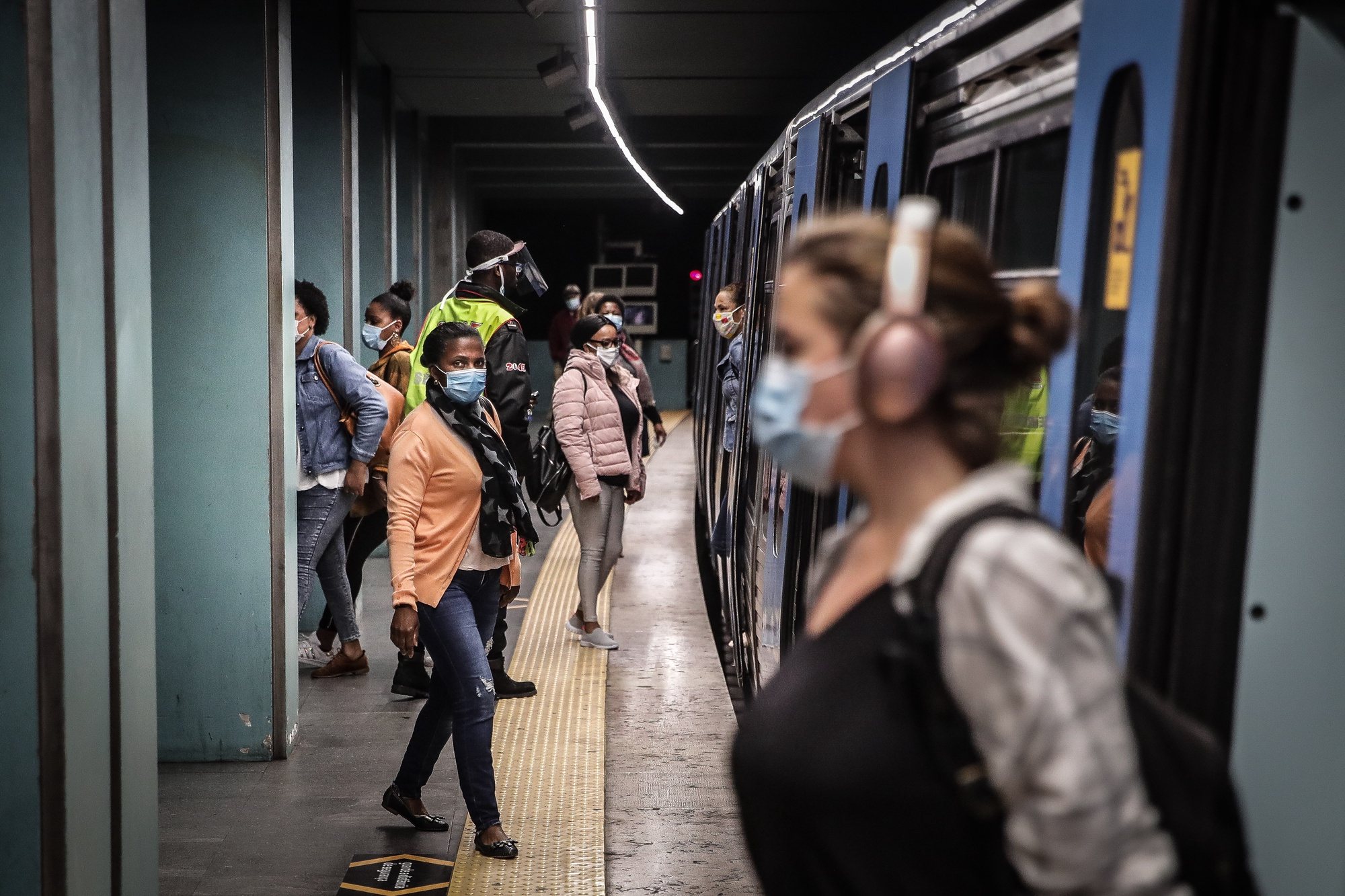 Pessoas viajam no metro de Lisboa, na estação Marquês de Pombal, em Lisboa, 4 de maio de 2020. Portugal encontra-se em situação de calamidade, depois de três períodos consecutivos em estado de emergência. Neste novo período, vai ser obrigatório o uso de máscaras em transportes públicos. MÁRIO CRUZ/LUSA