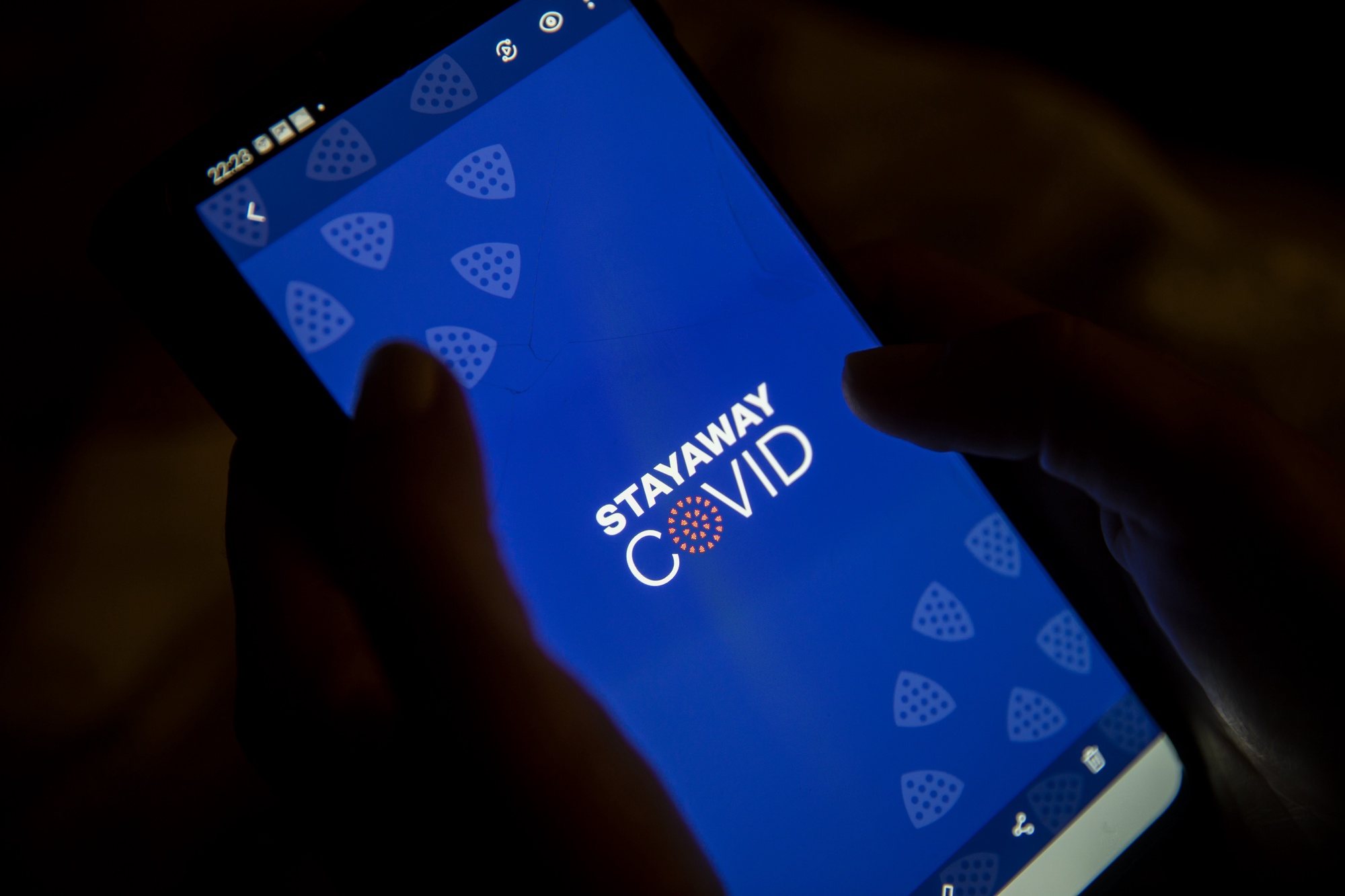 A app StayAway Covid, que pretende identificar potenciais exposições a pessoas infetadas com Covid-19, foi hoje lançada pelo governo e já está disponível para download, 01 de setembro de 2020. JOSÉ SENA GOULÃO/LUSA