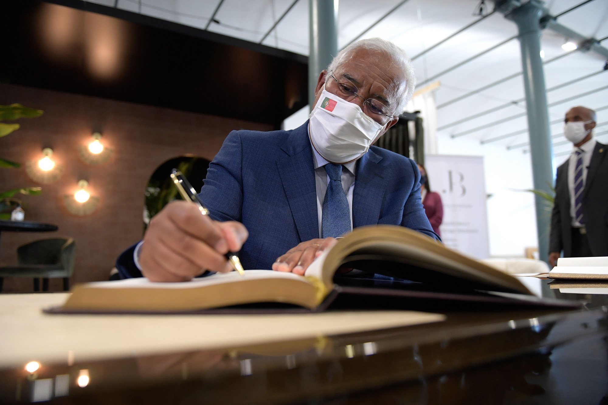 O primeiro-ministro, António Costa, assina o livro de honra durante a visita à 54.ª Feira da Capital do Móvel, que decorre na Alfândega do Porto. Porto, 09 de Setembro de 2020. FERNANDO VELUDO/LUSA