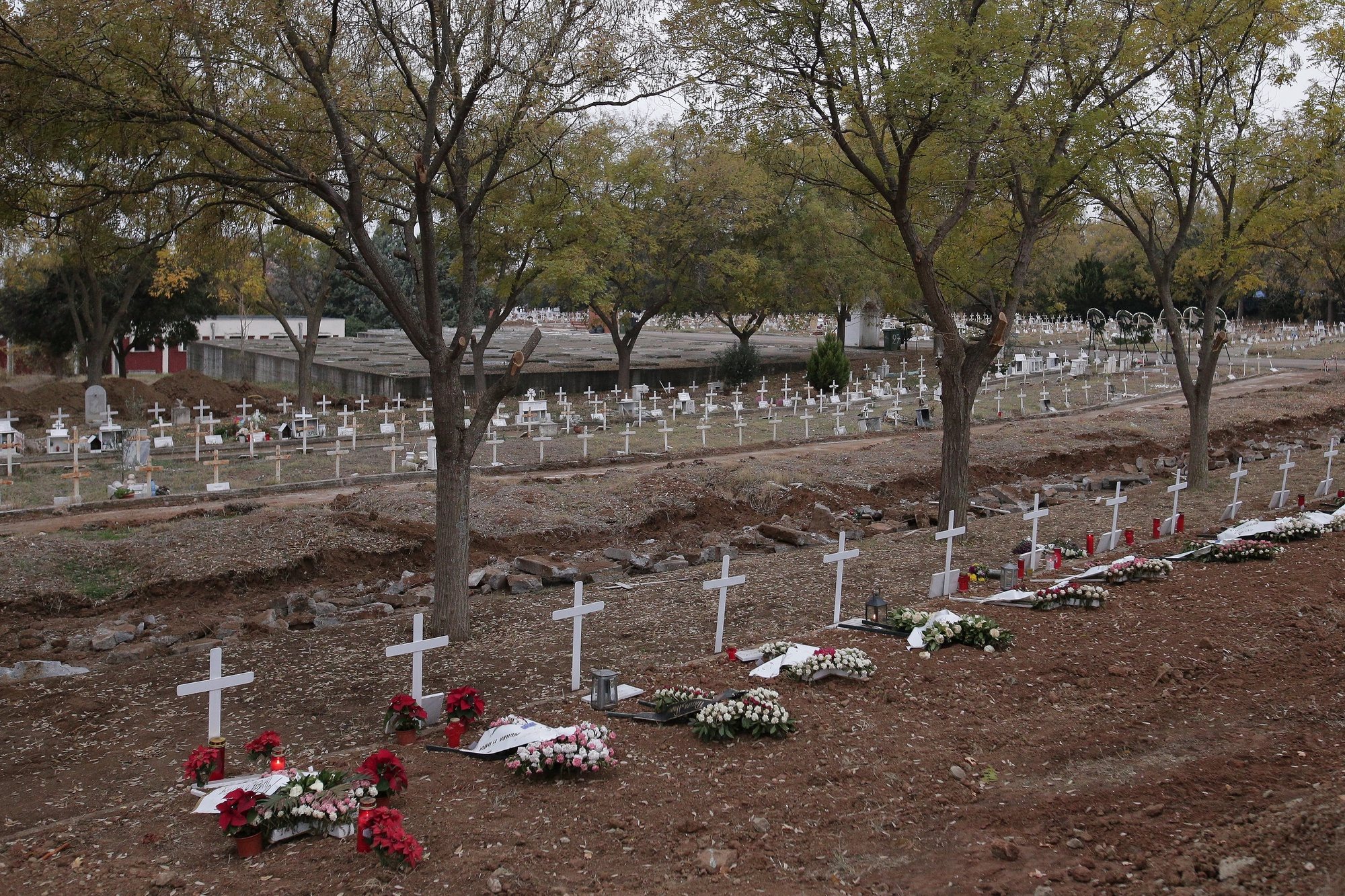 epa08859940 Special burial sites for the dead from coronavirus (COVID-19) are marked with wreaths and crosses on at the Municipal Cemetery of the Resurrection of the Lord, in Thessaloniki, Greece, 03 December 2020. New graves are being opened by municipal crews while Thessaloniki is still at the center of the second wave of the pandemic, with the National Public Health Organization in Greece (EODY) recording 453 cases out of a total of 2,186 on 02 December.  EPA/ACHILLEAS CHIRAS