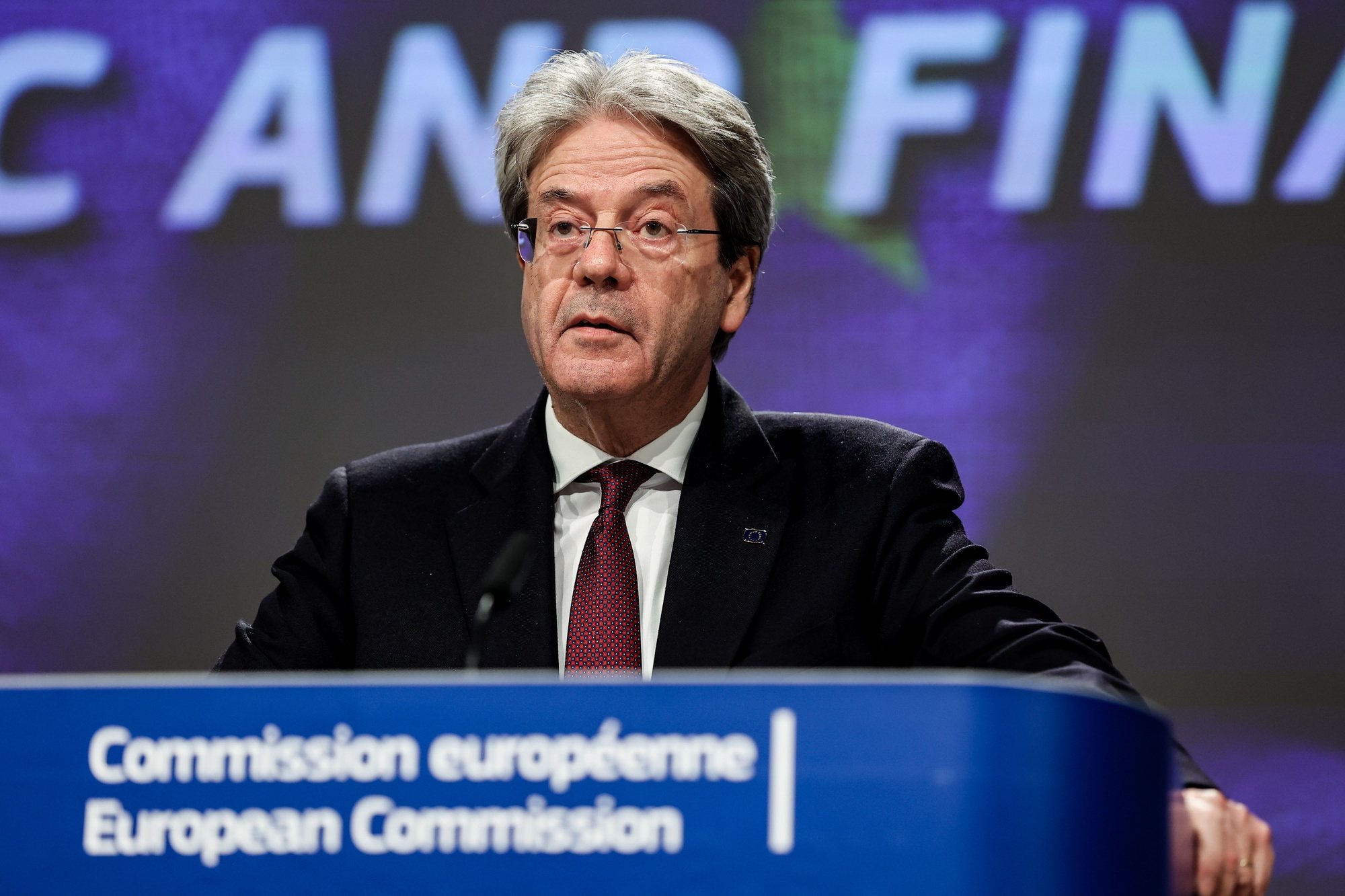 epa08949202 EU commissioners for Economy Paolo Gentiloni speaks at a press conference on the fostering the openness, strength and resilience of Europe&#039;s economic and financial system, at the European Union headquarters in Brussels, Belgium, 19 January 2021.  EPA/KENZO TRIBOUILLARD / POOL