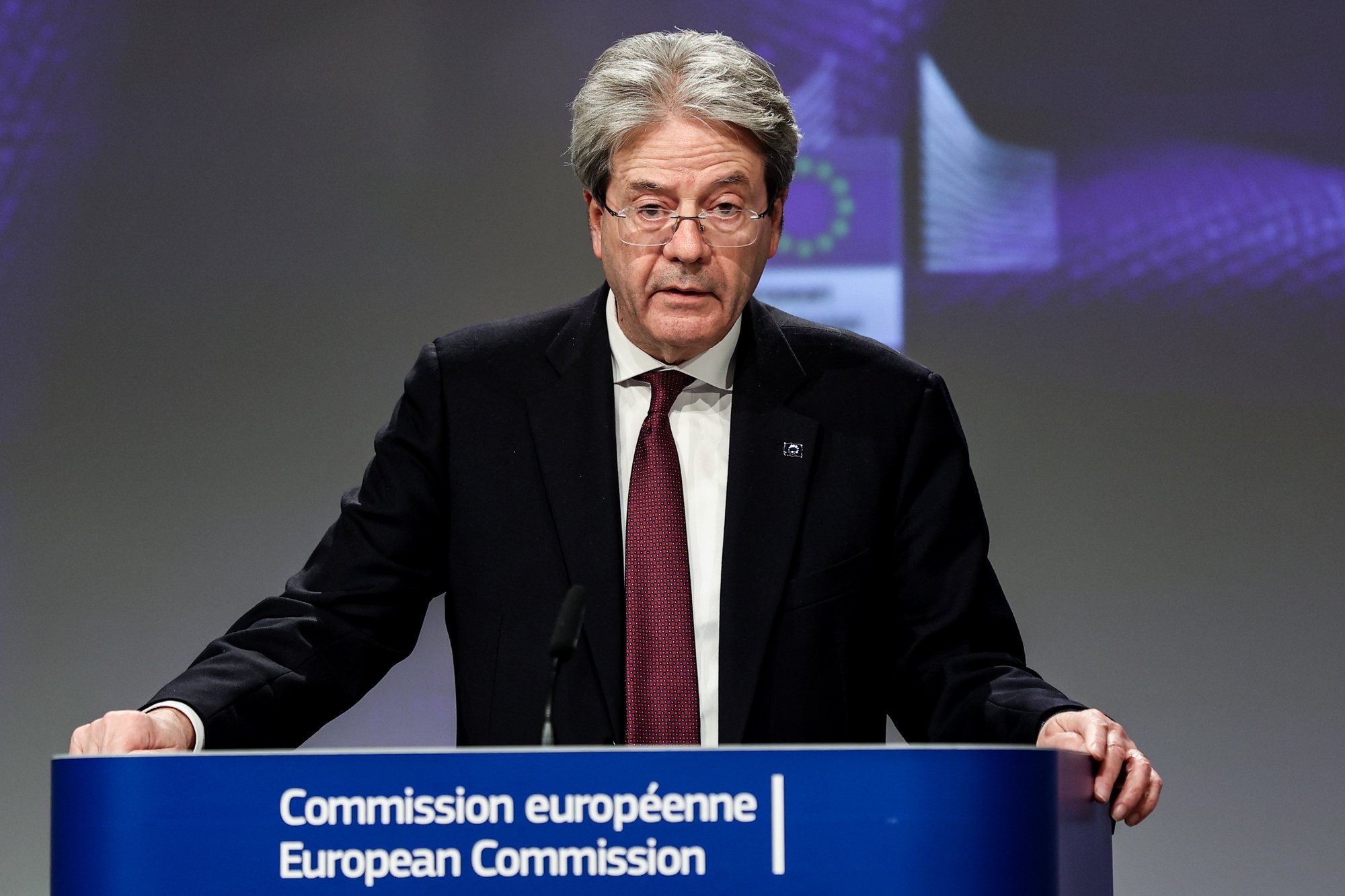 epa08949203 EU commissioners for Economy Paolo Gentiloni speaks at a press conference on the fostering the openness, strength and resilience of Europe&#039;s economic and financial system, at the European Union headquarters in Brussels, Belgium, 19 January 2021.  EPA/KENZO TRIBOUILLARD / POOL
